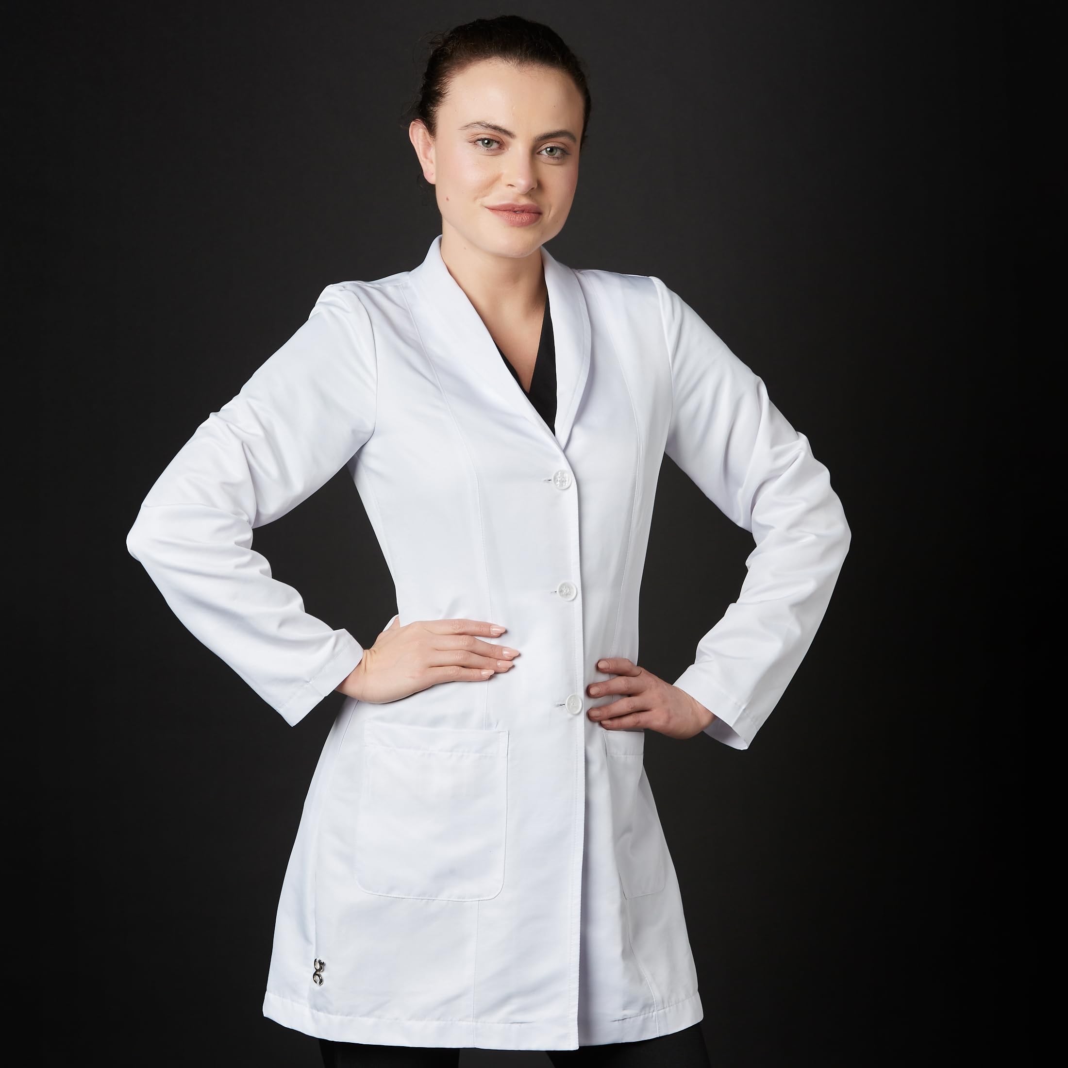 Bata Sanitaria De Trabajo Liunic Mujer Repelente Antibacterial Esterilizable Resistente Reutilizable Médico Doctora Laboratorio Farmacia Color Blanco
