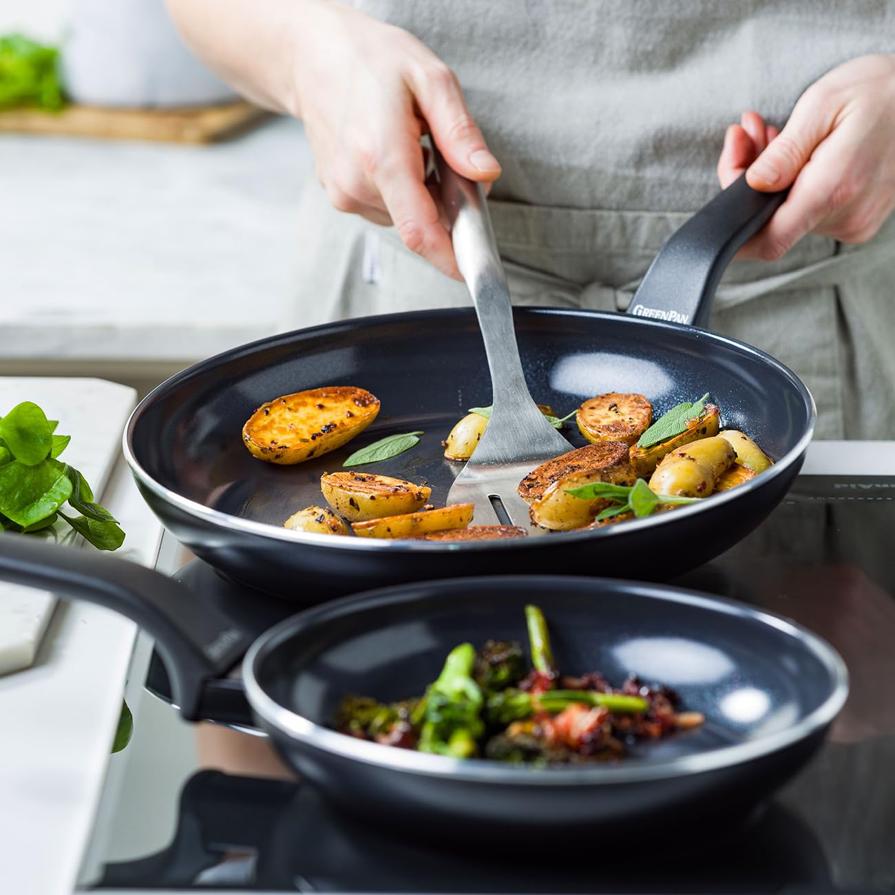 GreenPan Essence Lot de 2 Poêles 24 cm et 28 cm, Céramique Antiadhésive Thermolon™ Renforcée aux Diamants, Sans PFAS, Induction, Lave-vaisselle, Four jusqu'à 160°C, Noir