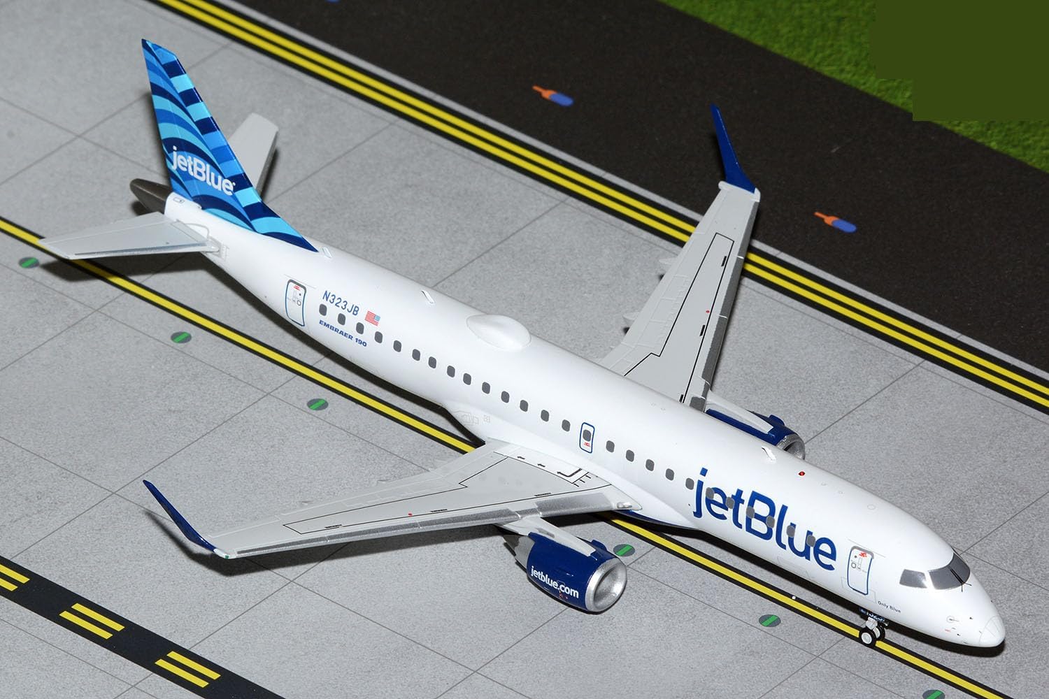 GeminiJets G2JBU1335 jetBlue Embraer E190 N323JB; Scale 1:200