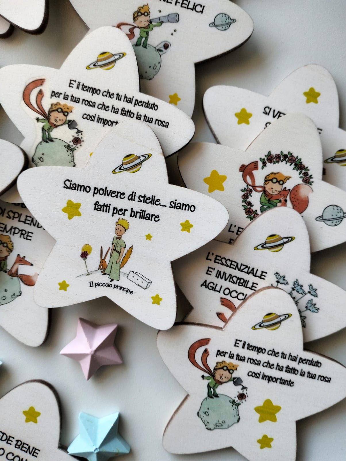 Magneti legno stellina con frasi motivazionali e disegni ispirati al Piccolo Principe – ideali per Bomboniere, sacchettini o segnaposto nascita, battesimo, comunione e cresima-KIT 8 PEZZI