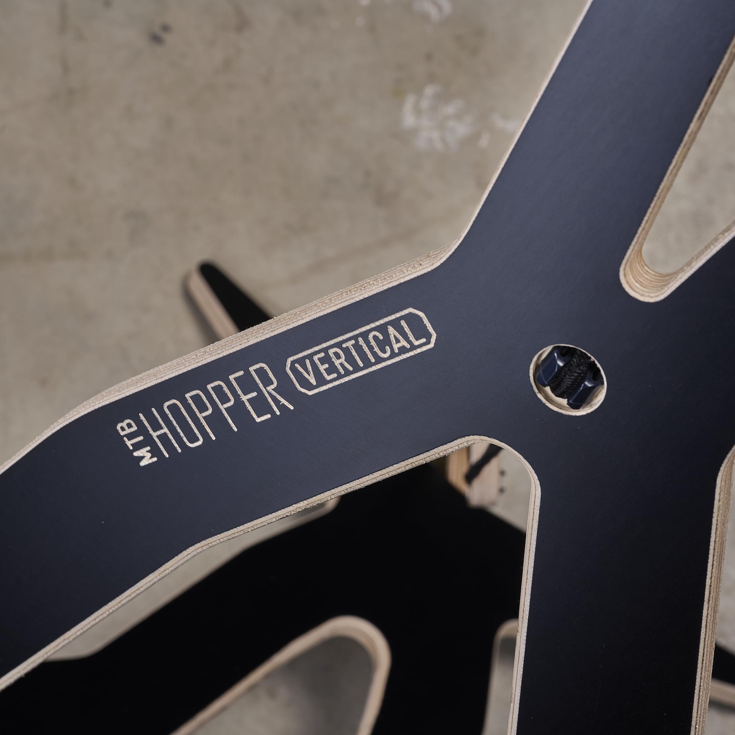 MTB Hopper Vertical Fahrradständer für den Innenbereich – Platzsparender Fahrradhalter für alle Arten von Fahrrädern – Bike Stand zum horizontalen und vertikalen Fahrradabstellplatz