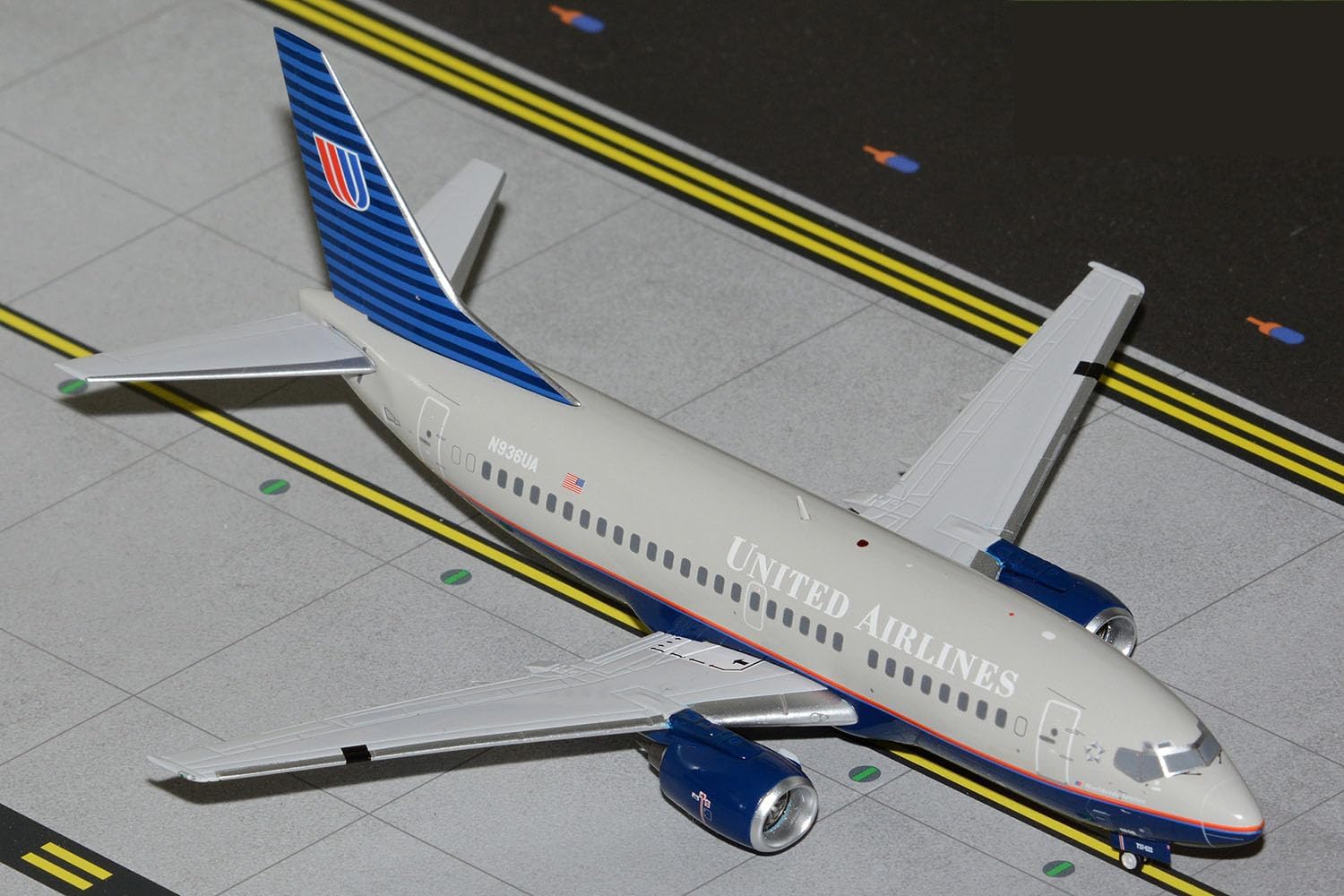 GeminiJets G2UAL312 United Airlines Boeing 737-500 N936UA; Scale 1:200