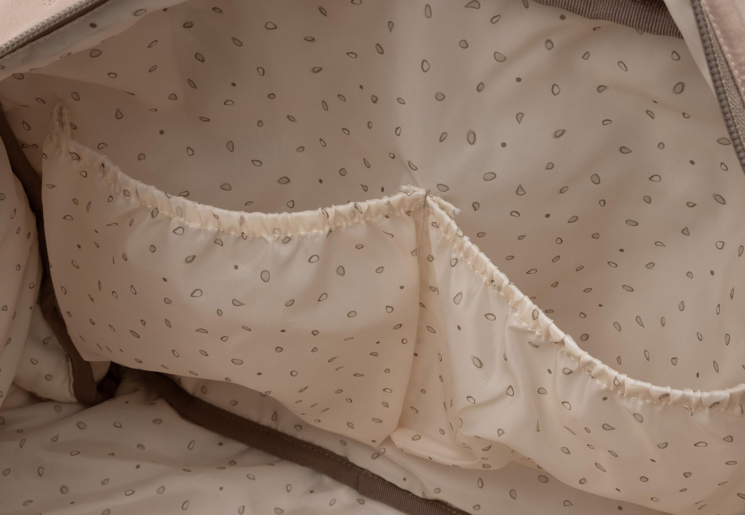 Jollein Sac à Langer - Embossed Lily - Milky Coffee - Sac à Langer Stylé à Motif Gaufré - Déperlant et Facile d’Entretien - Bandoulière Réglable - 42x30x15 cm