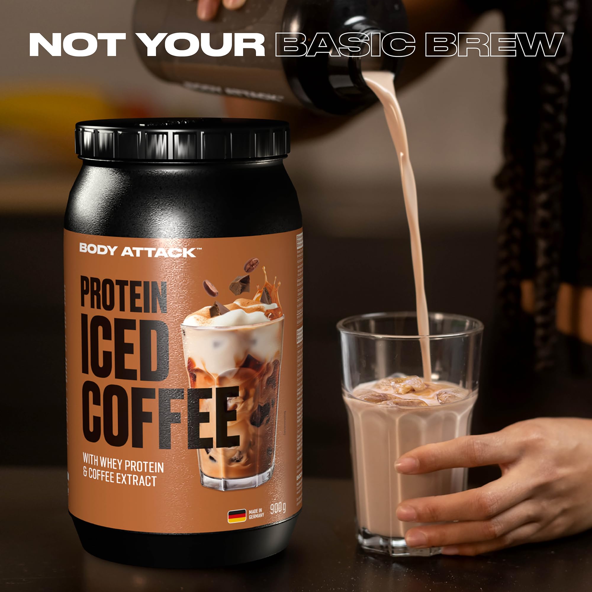 Body Attack Protein Iced Coffee Hazelnut Macchiato, 900 g - Whey Protein Pulver mit Kaffee Extrakt - Erfrischender Proteinshake mit Instantkaffee und Kakao - Mit Koffein, Made in Germany