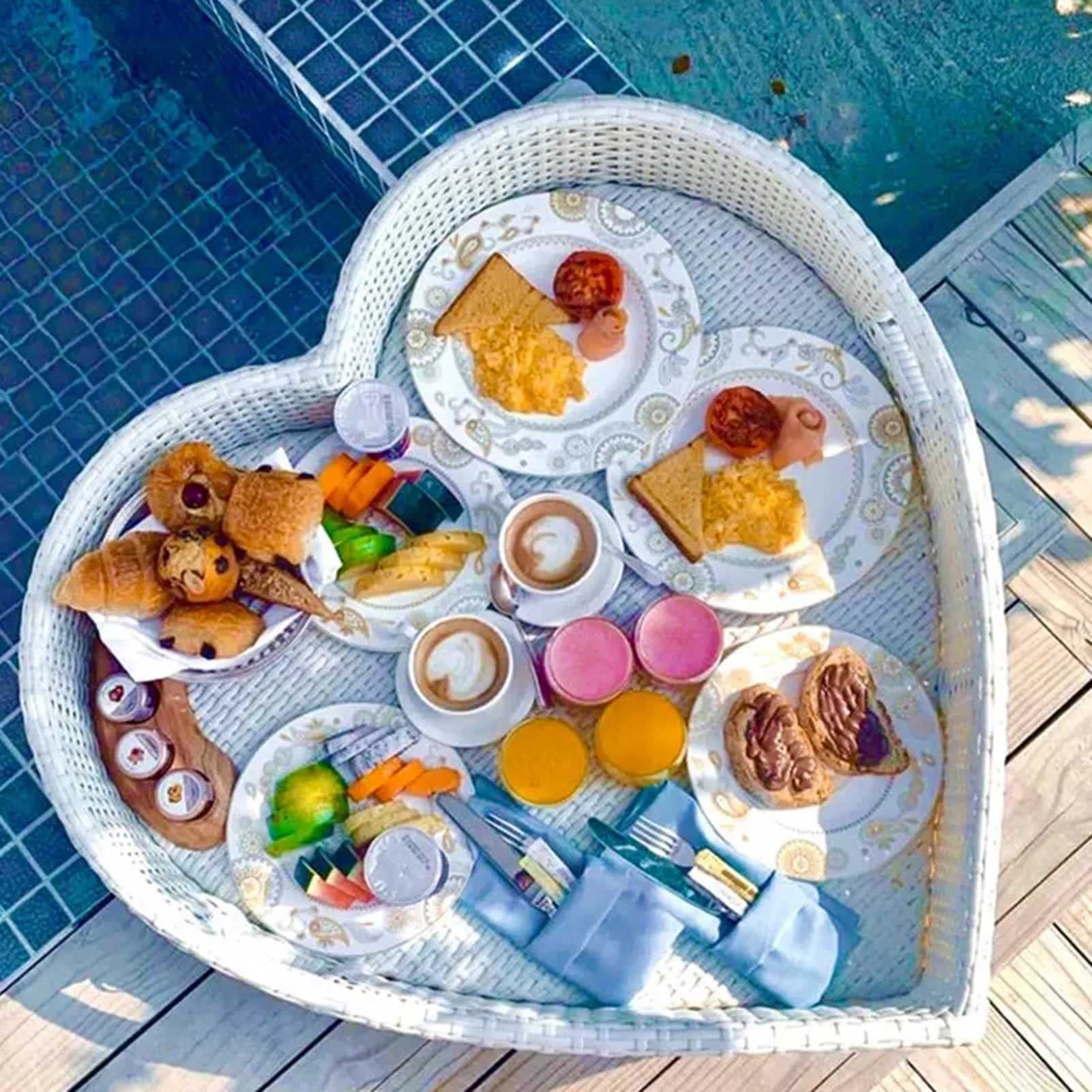 DFGHNBVC Floating Tray Woven Floating Serving Tray Heart Pool Floating Breakfast Basket,White-83X80X15Cm