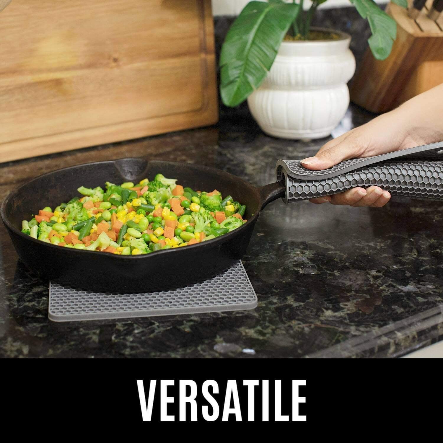 HOMWE Guantes de horno de silicona y soportes para ollas, juego de 4 piezas, guantes de cocina resistentes, salvamanteles seguros para encimera de cocina, resistencia avanzada al calor, agarre