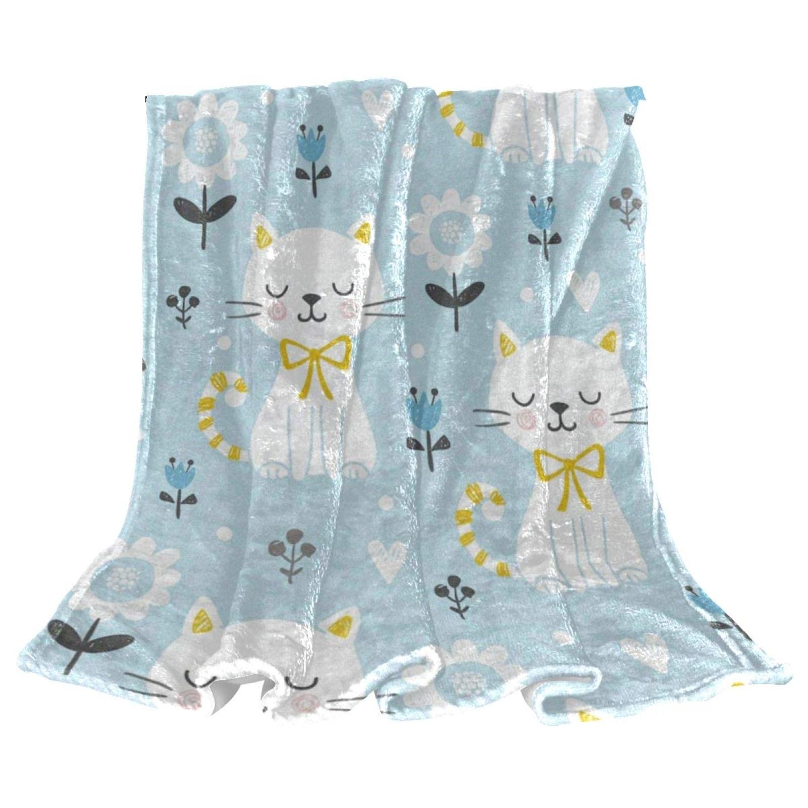 Couverture polaire chat blanc pour cocooning sur le canapé du salon