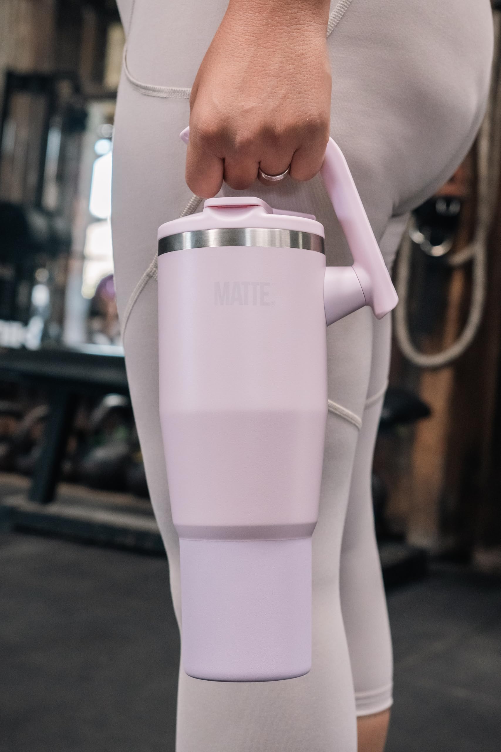Matte Becher mit Griff und Strohhalm – auslaufsicherer Becher – isolierter Becher – Edelstahlbecher – Heiß- und Kaltbecher (Rosa, 907 ml)