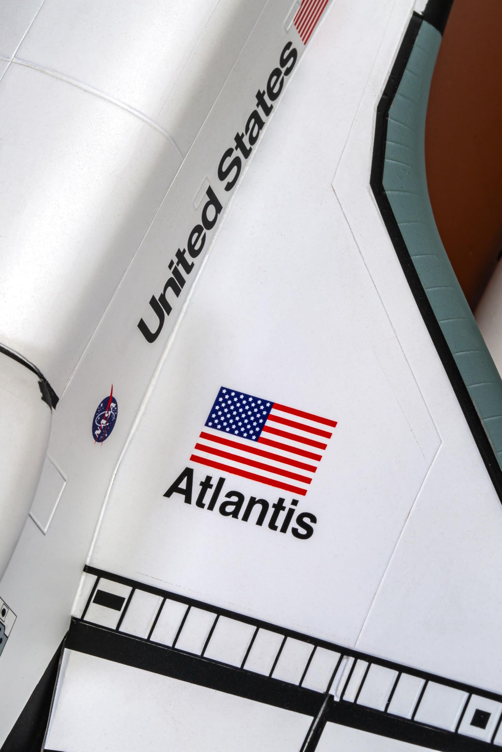 Airfix Zestaw A50200 Space Shuttle, plastikowe modele, do budowy statków kosmicznych dla dorosłych i dzieci od 8 lat, zawiera model w skali 1:144, farby akrylowe Humbrol, pędzle i klej polimerowy