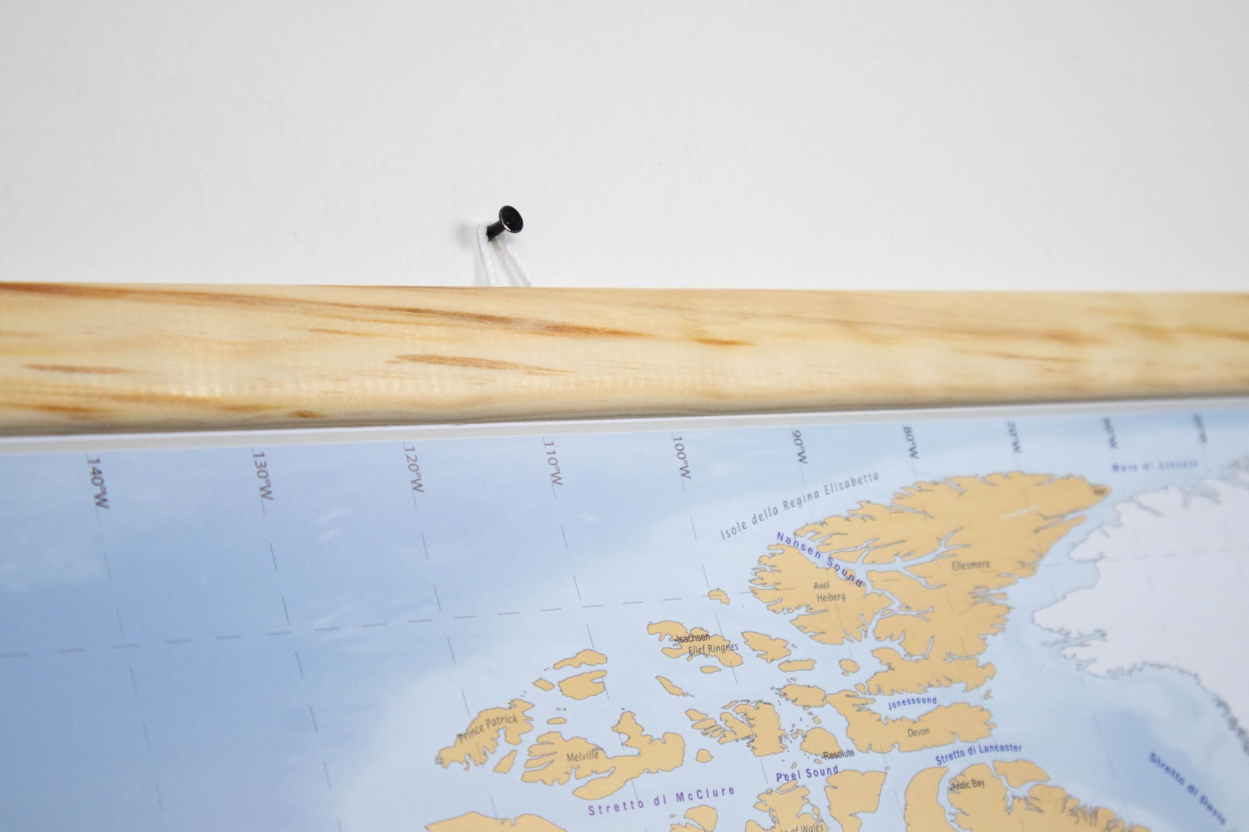 GeoMetro Mappa del mondo in italiano, laminata (scrivibile e cancellabile) con listelli in legno per appenderla + foglio di adesivi, 70 x 100 cm
