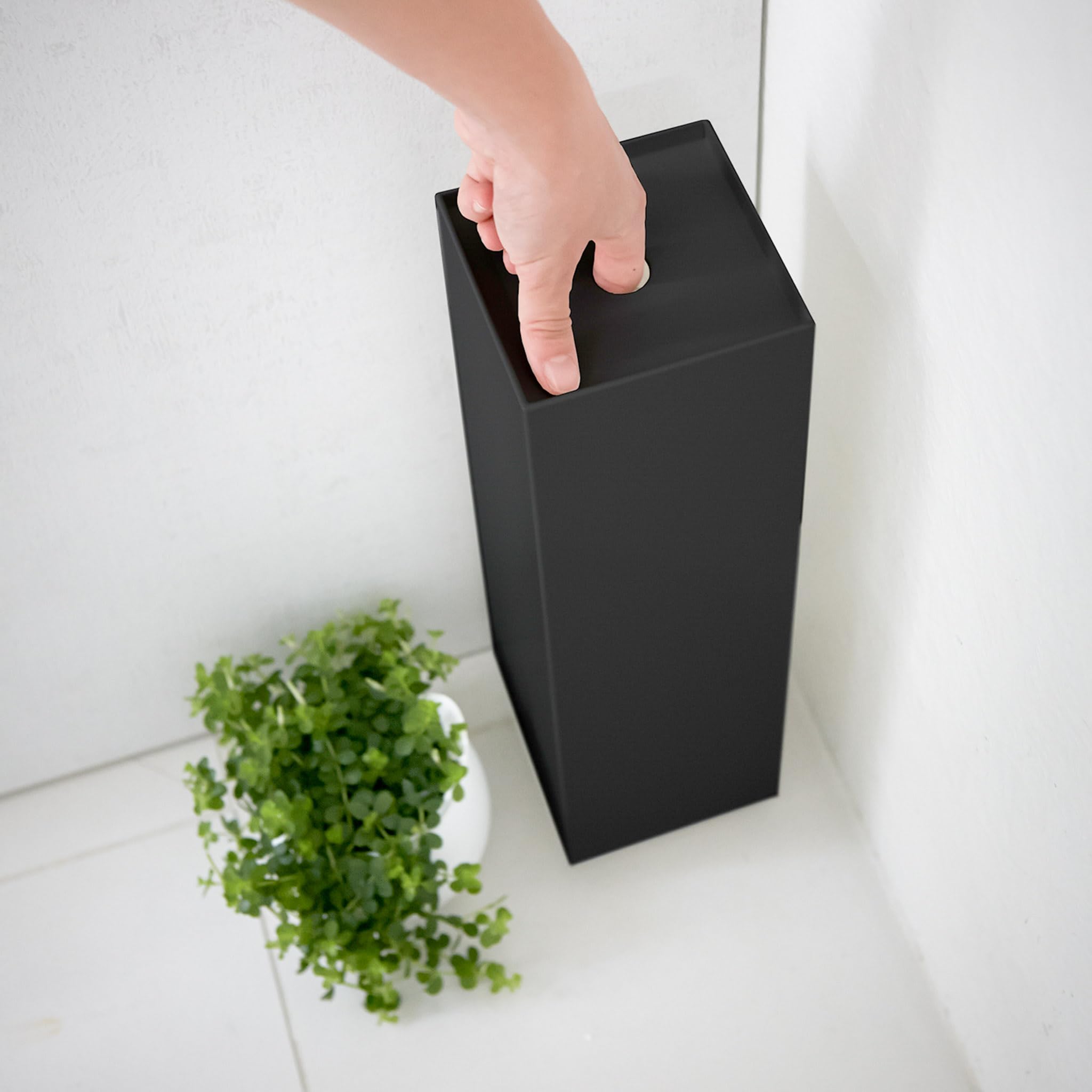 Yamazaki Tower Support pour Papier Toilette Vertical, en Acier - jusqu'à 3 Rouleaux, Rangement Compact Gain de Place pour Salle de Bain, WC, hygiénique - 11,5 x 11,5 x 38,5 cm, Design Japonais, Noir