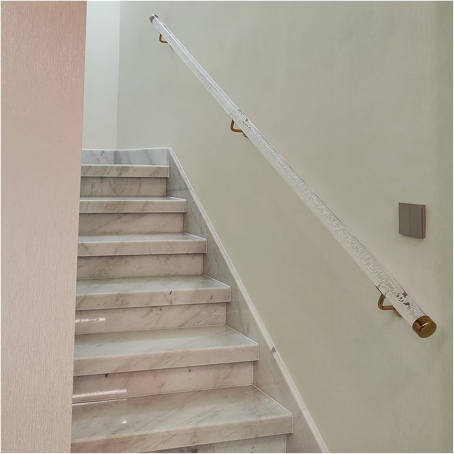 Main courante transparente pour garde-corps résolvant le manque d'appui en escalier