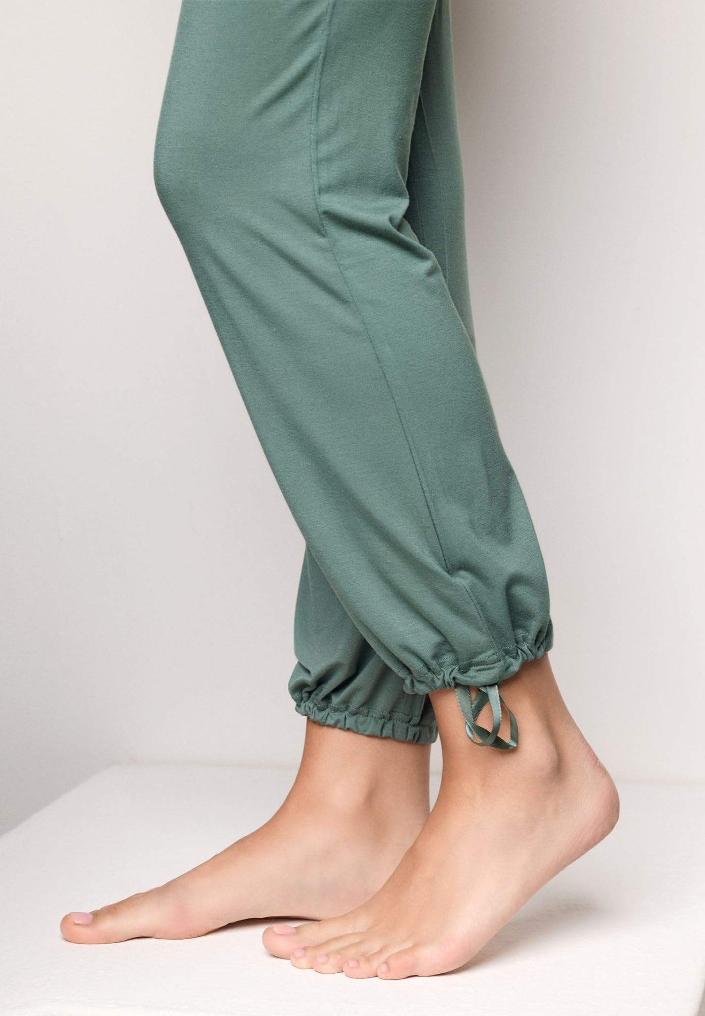 YAMAMAY - Pigiama Aperto Lungo, Donna, Verde Salvia, 95% Viscose 5% Elastan, Jersey di Viscosa con Inserti in Pizzo Elasticizzato, Monocromo