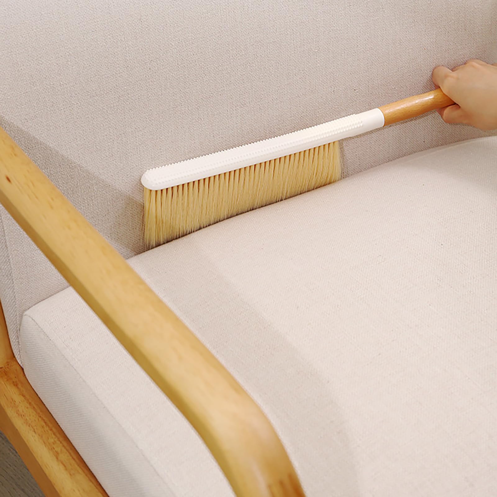 Putain d'autruche, Plumeau à poils en plastique jaune, manche bois de hêtre, tête 40cm Long et 7cm large
