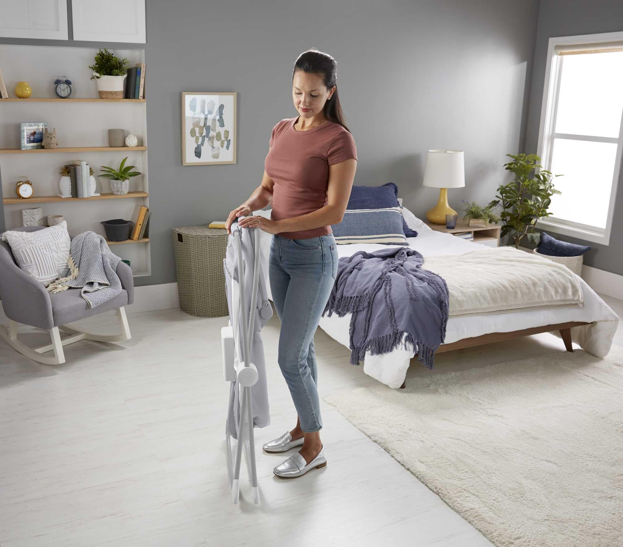 Fisher-Price Składane łóżeczko „Spokojne sny” z projekcją i daszkiem oraz pastelowym wzorem kamienistej plaży, przenośne łóżeczko z projekcją świetlną dla noworodków i niemowląt, GWD36