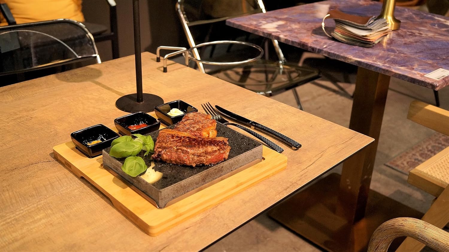 Hot Stone - Steak Stein - Heiße Steinplatte aus Granitstein mit Bambus Holzbrett & 3 Beilageschälchen Dipschalen Saucen-Schälchen (Schwarz)