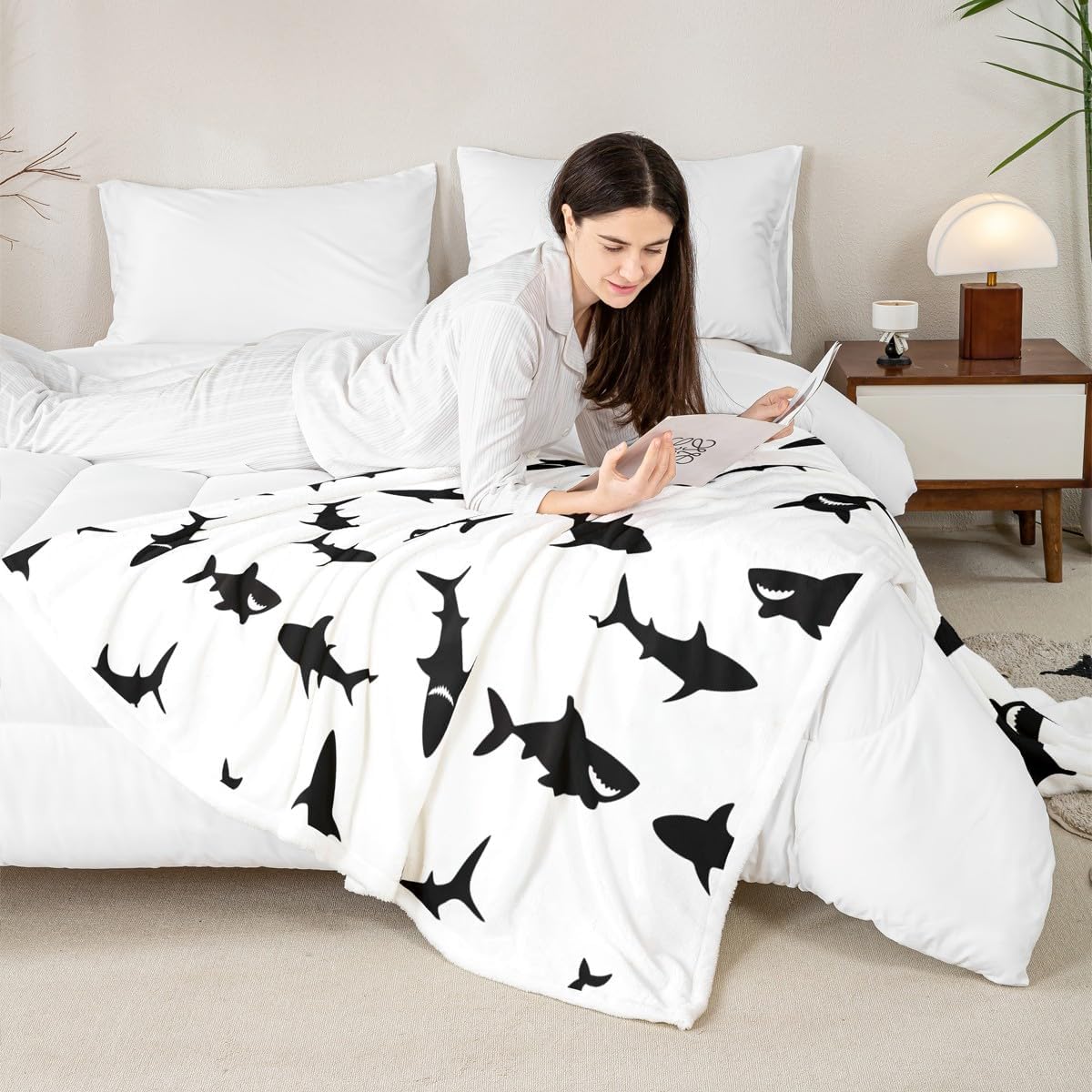Shark Sherpa Blanket Throw 50"x60" Ocean Marine Life Theme Fleece Throw Blanket for Bed Sofa Couch Kids Decor White Print Plush Blanket Utra Soft Sea AnimalBedroom Black