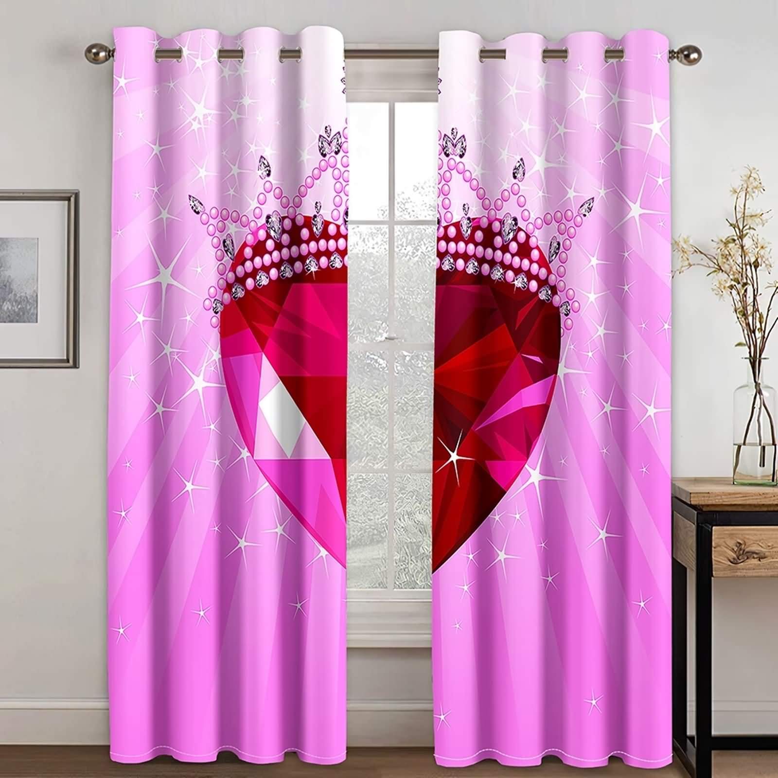 Rideau imprimé cœur couronne rouge rose pour créer une ambiance cocooning dans une chambre de fille