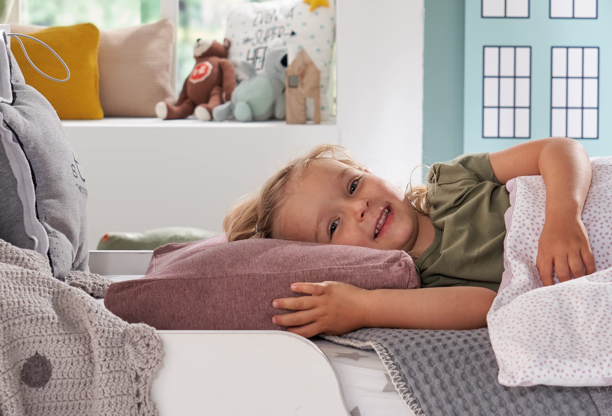 Theraline Kinderkopfkissen ab 2 Jahren, ca. 30x50cm, ergonomisches Schlafkissen & Nackenstützkissen, Memory Schaum & Perlen, patentiert, Kinderkissen für gesunden Schlaf, inkl. atmungsaktiver Bezug