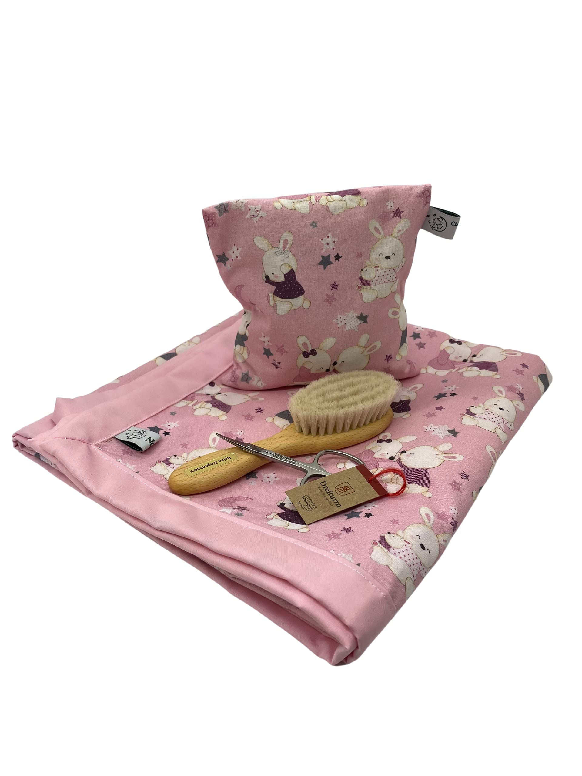 Baby Pflege Set: Traubenkernkissen mit tauschbarem Bezug, Dreiturm Baby-Nagelschere, Ziegenhaarbürste und Baumwolldecke 100x70cm (Häschen rosa)