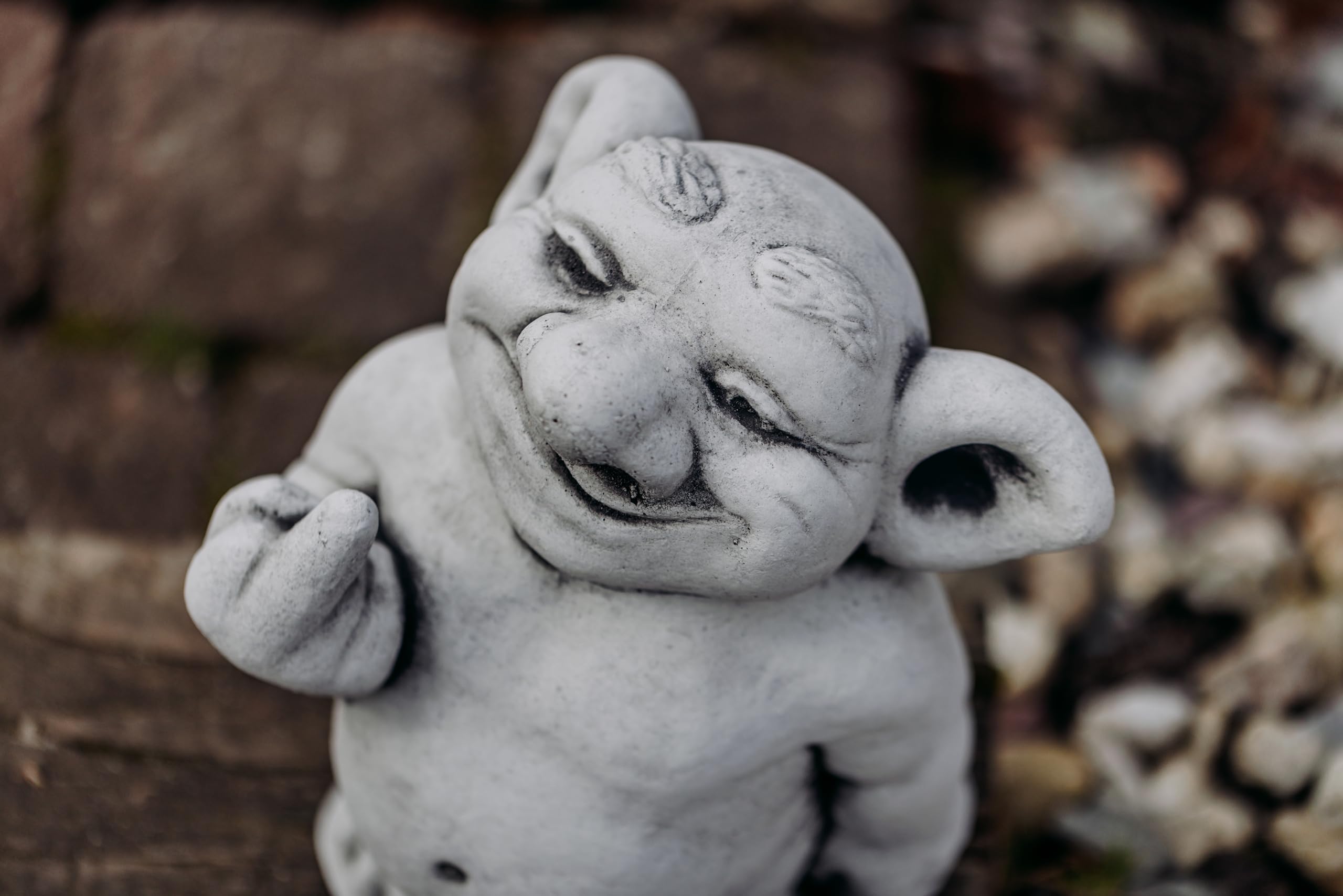 gartendekoparadies.de Massive Steinfigur lustiger Troll Mittelfinger Stinkefinger, 24 cm, Grau, 6 kg aus Steinguss frostsicher