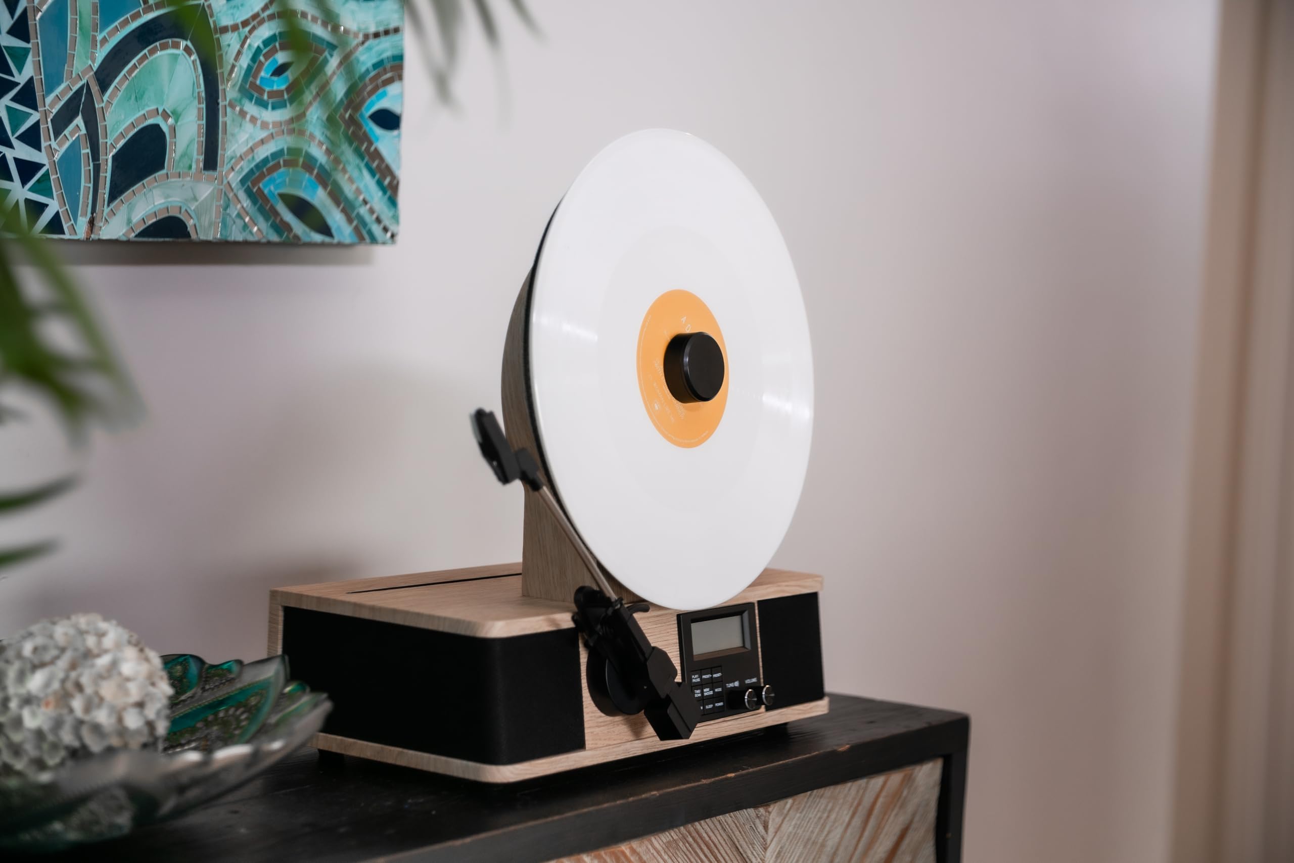 Fuse Giradischi verticale avvolgente con supporto Bult In, lettore in vinile moderno Mid-Century con altoparlanti integrati e Bluetooth, radio FM, giradischi audio domestico per dischi in vinile da 12