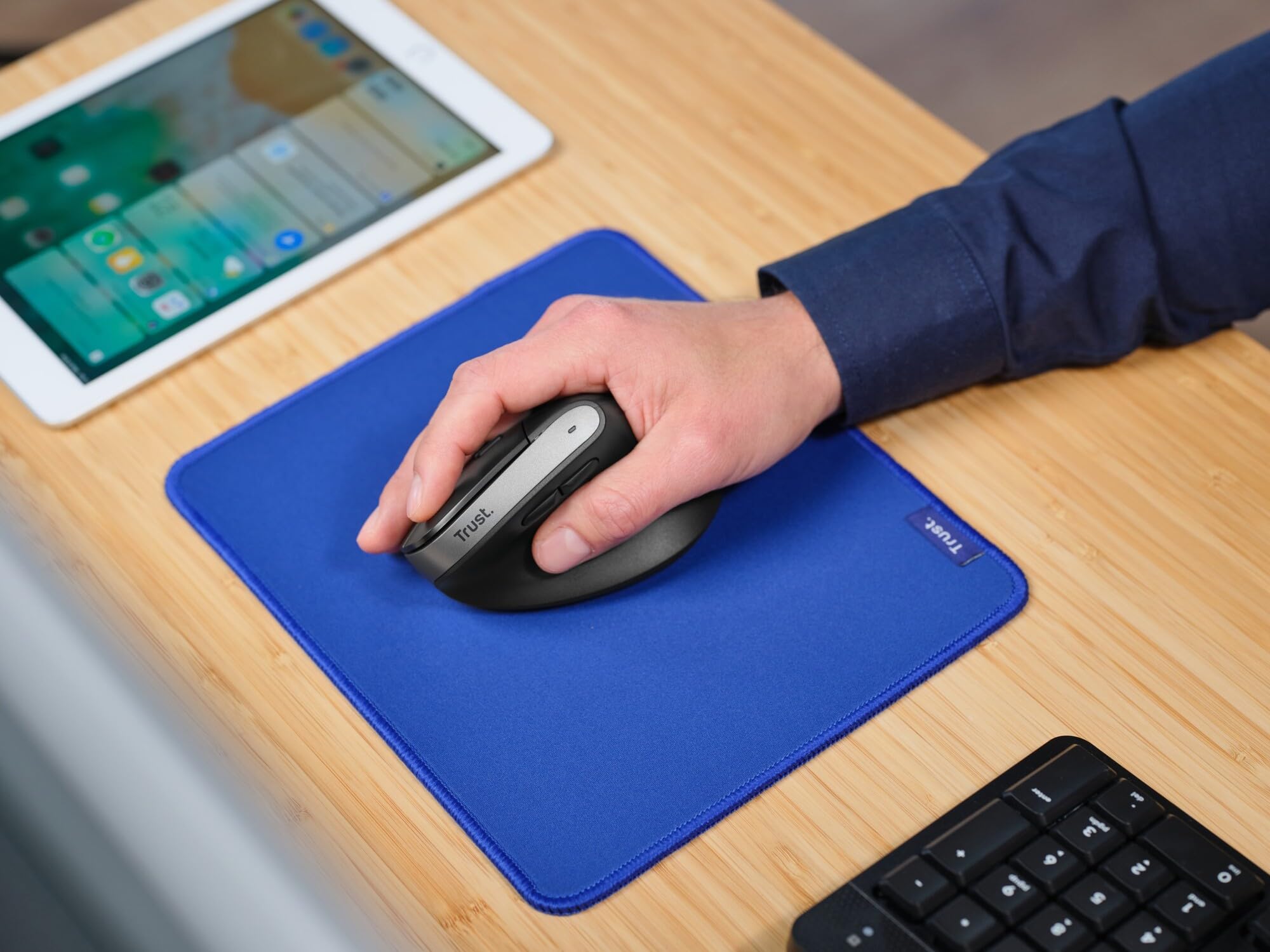 Trust Bayo+ Mouse Verticale Wireless Bluetooth + RF 2.4GHz, Ridurre la Tensione del Braccio e del Polso, 53% Plastica Riciclata, Mouse Ergonomico Ricaricabile Multidispositivo PC Laptop Mac - Nero
