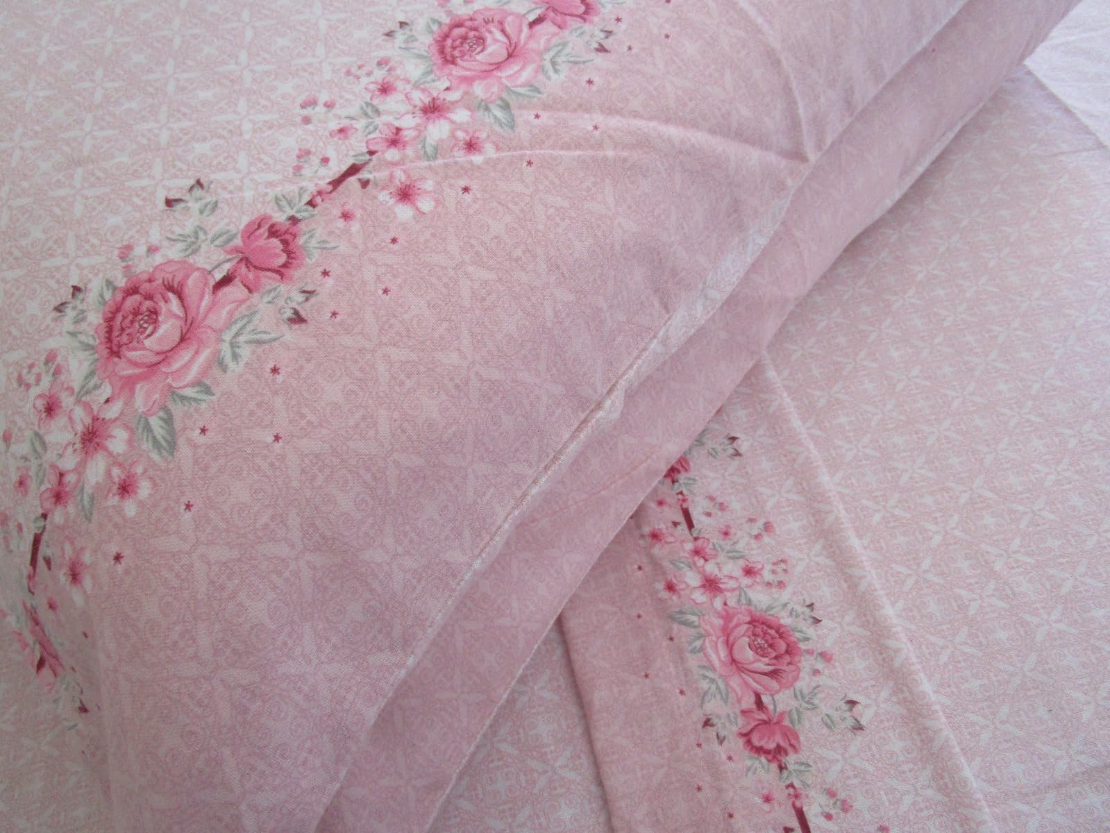 Parure de lit double en flanelle de pur coton, drap plat 240 x 280 cm. Drap housse 180 x 200 cm. 2 taies d’oreiller : 52 x 82 cm