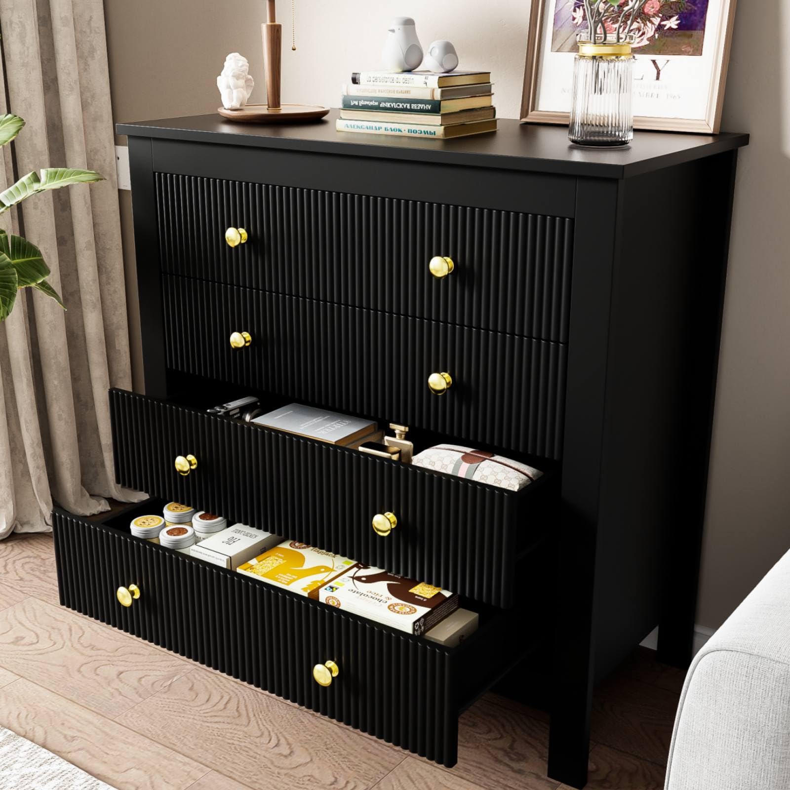 KOMHTOM Commode de Salon de Chambre Noire avec 5 tiroirs Meuble tiroir Rangement avec poignées dorées Meubles de Salon, de Cuisine et de Chambre à Coucher (Noir)