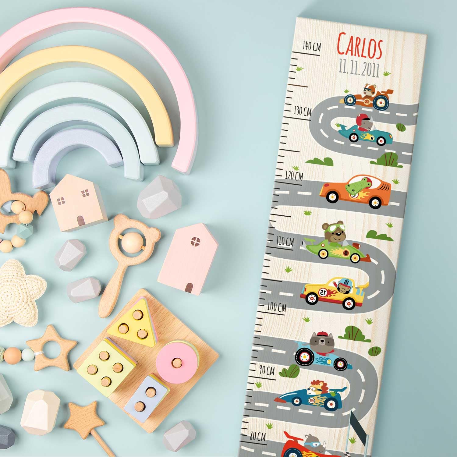 GRAVURZEILE Messlatte für Kinder aus Holz - Rennauto Design - mit Namen für Kinderzimmer - Skala misst 80-140 cm - Größe 20 x 70 x 2 cm - Geschenk zur Geburt für Mädchen & Jungen