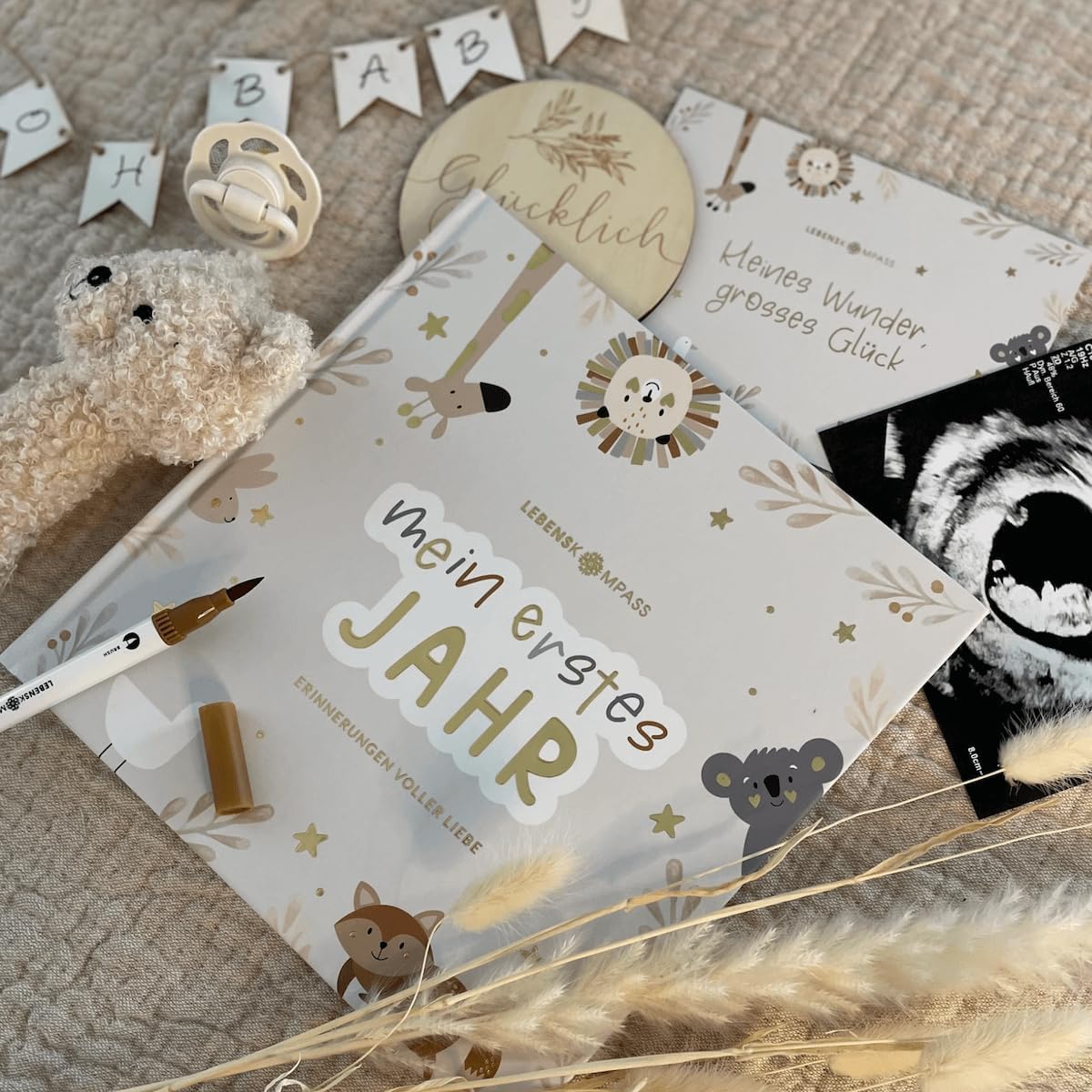 Lebenskompass Geschenk Set für Babys - Babyalbum "PURE" + Meilensteinkarten inkl. Kartenständer aus Holz + Baby Sticker Set zum verschenken zur Babyparty - liebevoll gestaltetes Erinnerungsalbum
