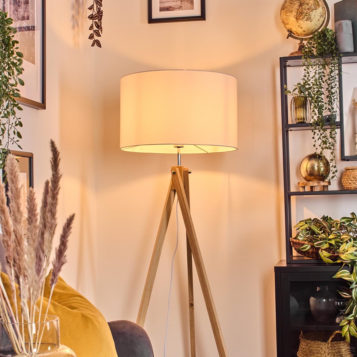 Stehleuchte Flemming, Stehlampe aus Holz/Stoff in Naturfarben/Weiß, Leuchte im modernen Boho-Style, skandinavisces Design (Ø50 cm), Höhe 151 cm, mit Fußschalter, 1 x E27, ohne Leuchtmittel