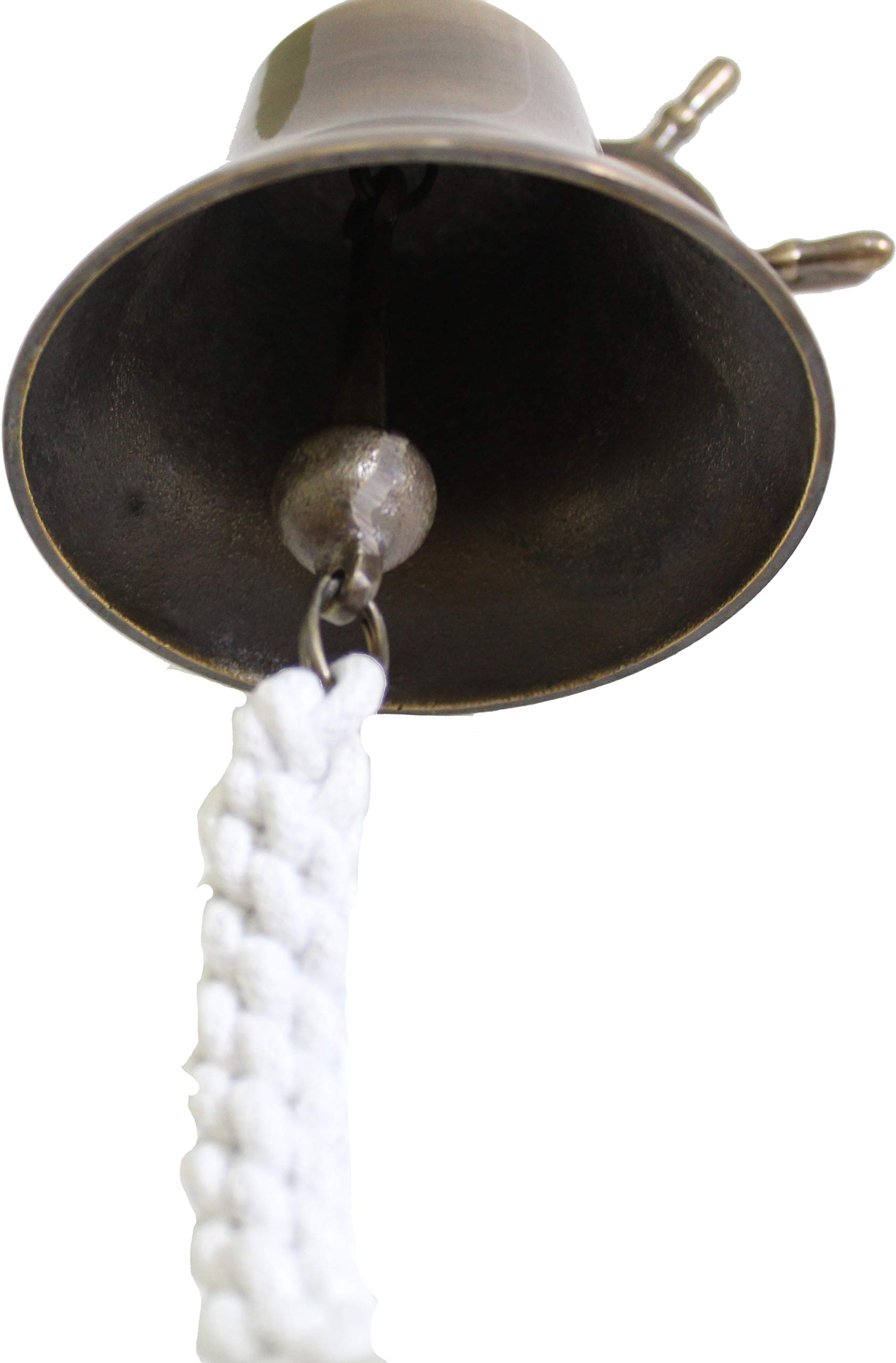 Campana de latón bruñido con timón y cordón para colgar en la pared. Decoración marítima para los amantes de los barcos.