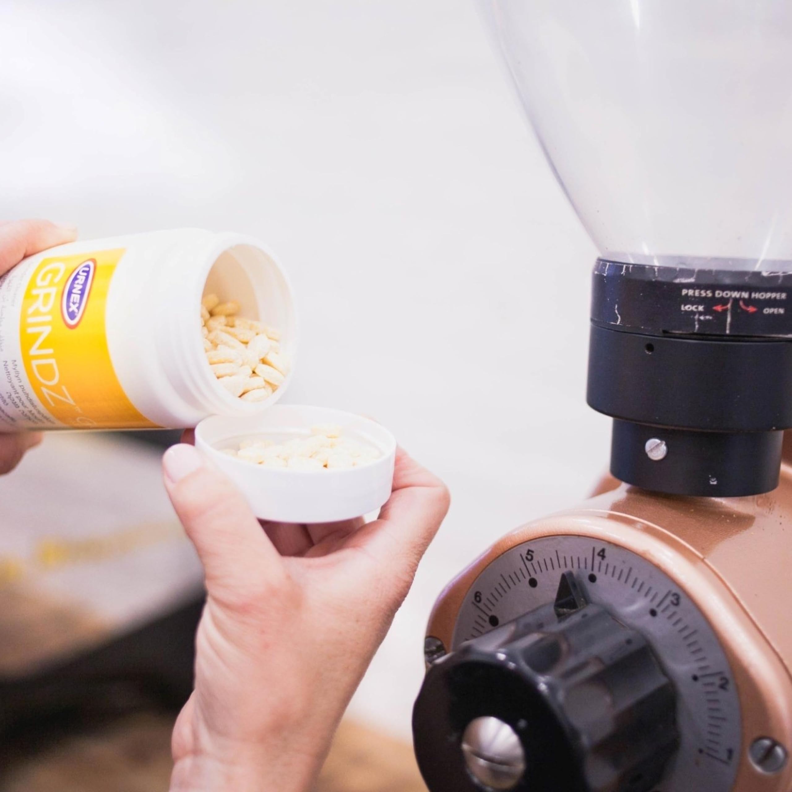 Urnex Grindz Comprimés de Nettoyage pour Moulin à Café, 430 g | Produit de Nettoyage, Dissolvant de Résidus de Café