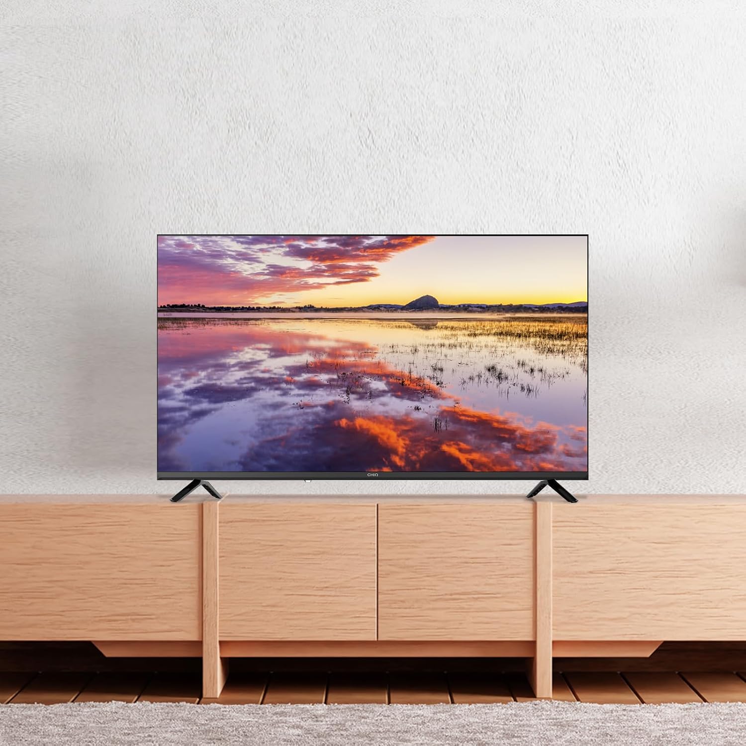 Конок бөлмөсүндө дубалга орнотулган CHiQ LF32FT телевизору