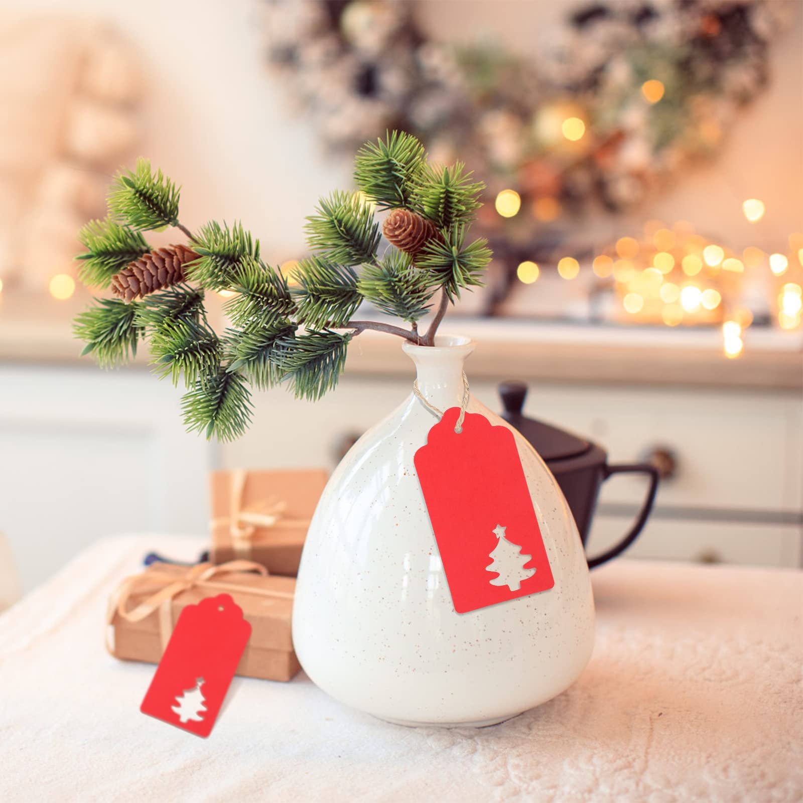 G2PLUS 100 Étiquettes Cadeaux Noël En Papier Kraft - Forme Sapin 6.5x6cm - Avec Ficelle - Déco Arbre Et Emballage