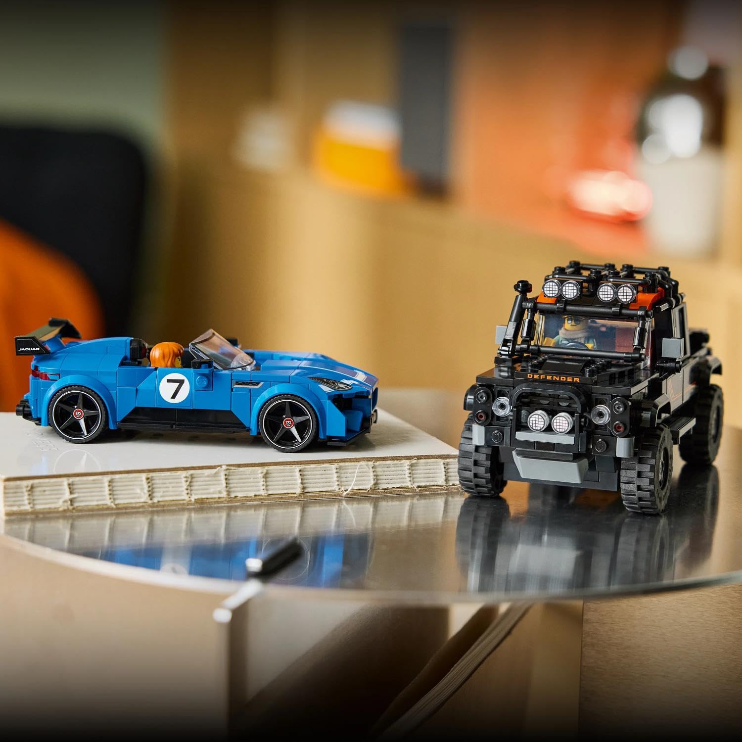LEGO Speed Champions Jaguar Project 7 e Land Rover Defender - Kit di Modellismo STEM con 2 Macchine Giocattolo e 2 Minifigure di Piloti - Regalo di Compleanno per Bambini da 10 Anni in su - 77264
