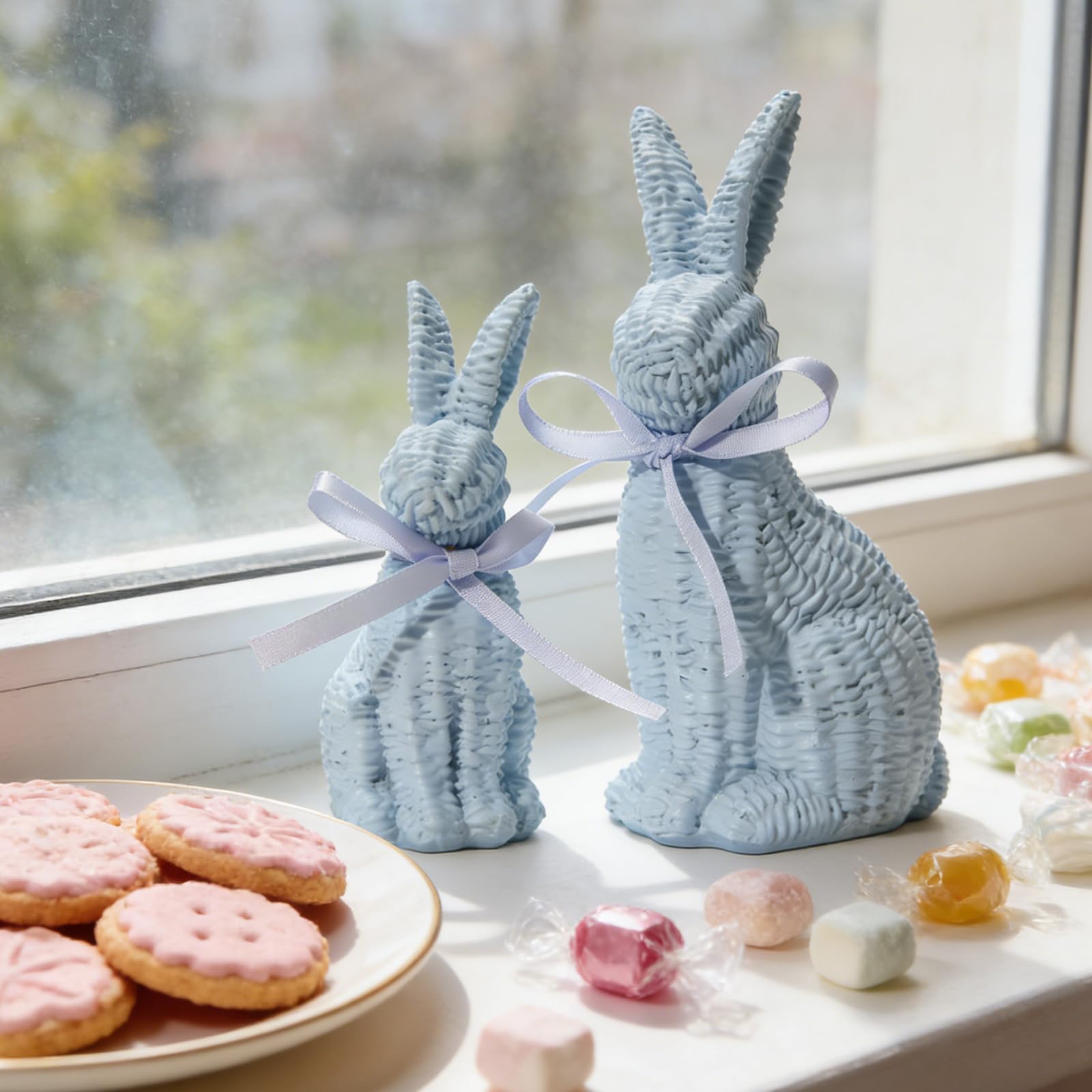 Juego de 2 figuras de conejitos de Pascua con efecto de ratán, estatuas de conejos para decoración de primavera para uso en interiores y exteriores, decoración de centro de mesa de primavera