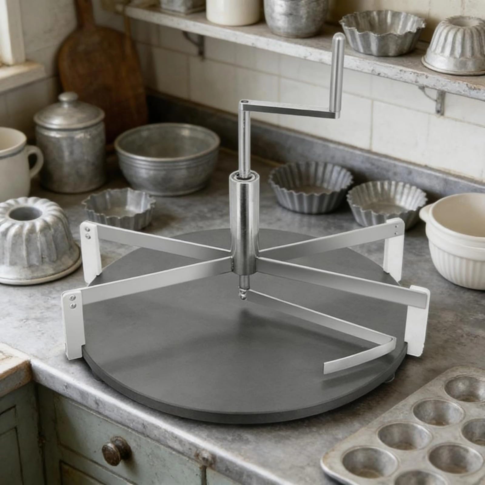 Strumento rotante per crepes e waffle perfetti, con struttura in acciaio antiruggine e manico ergonomico