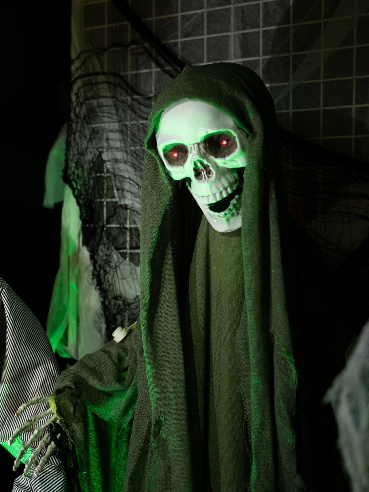 Halloween Figur Skelett mit grünem Umhang, animiert, 170cm | Animierte Figur mit Licht- und Soundeffekt (Batterie- & USB-Betrieb)