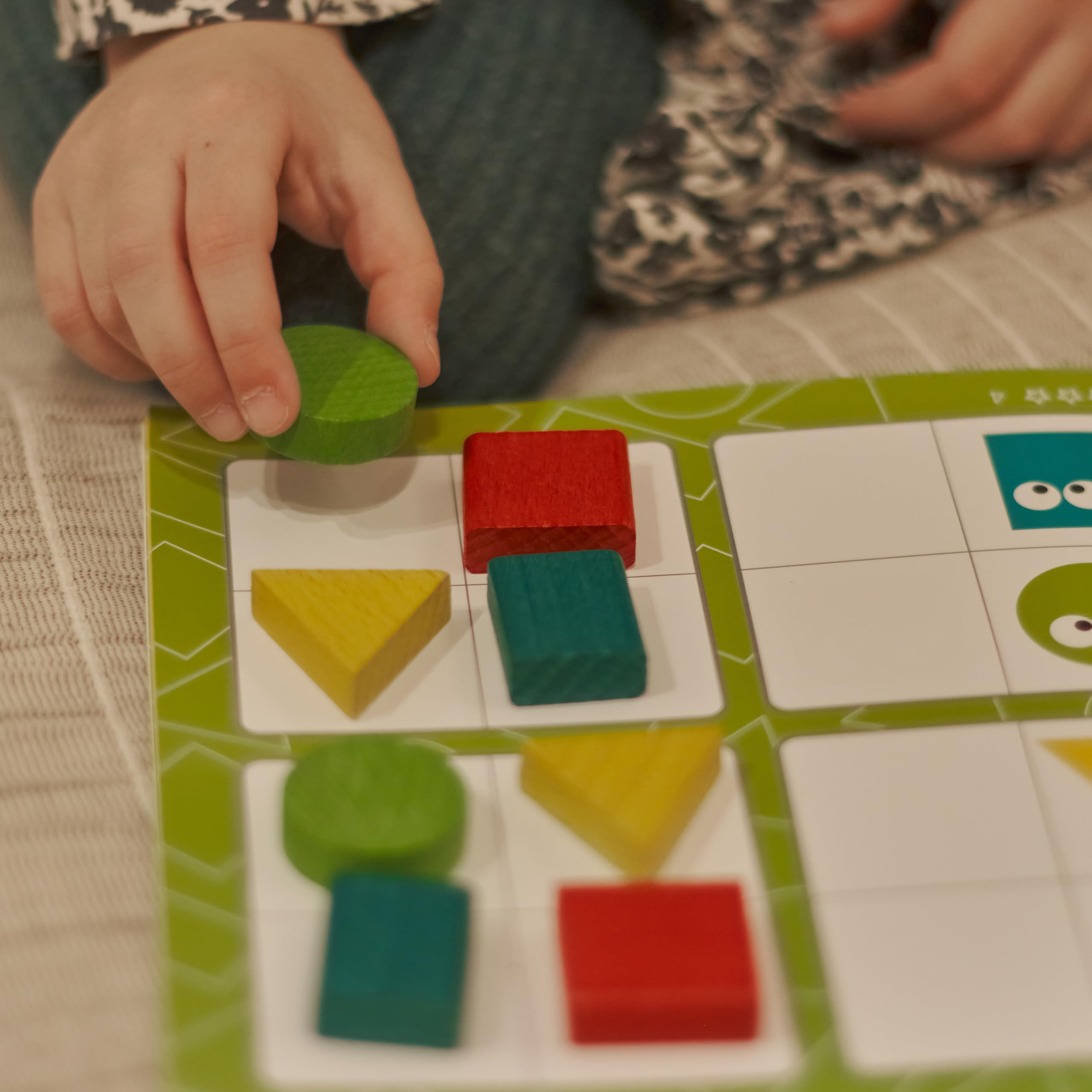 Sudoku Geométrico de Madera – Juguete Educativo con 16 Piezas y 20 Tareas – Estimula la Lógica y la Motricidad Fina – Apto Desde 3 Años