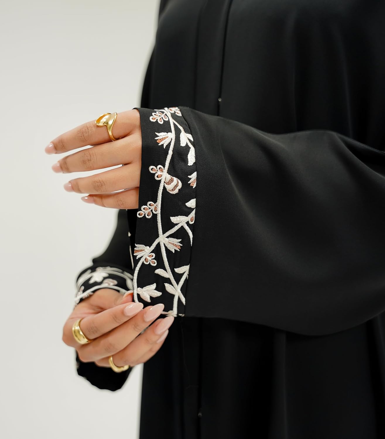 Elegant Modern Abaya for Women – Lightweight, Flowy, Soft and Perfect for Every Occasion