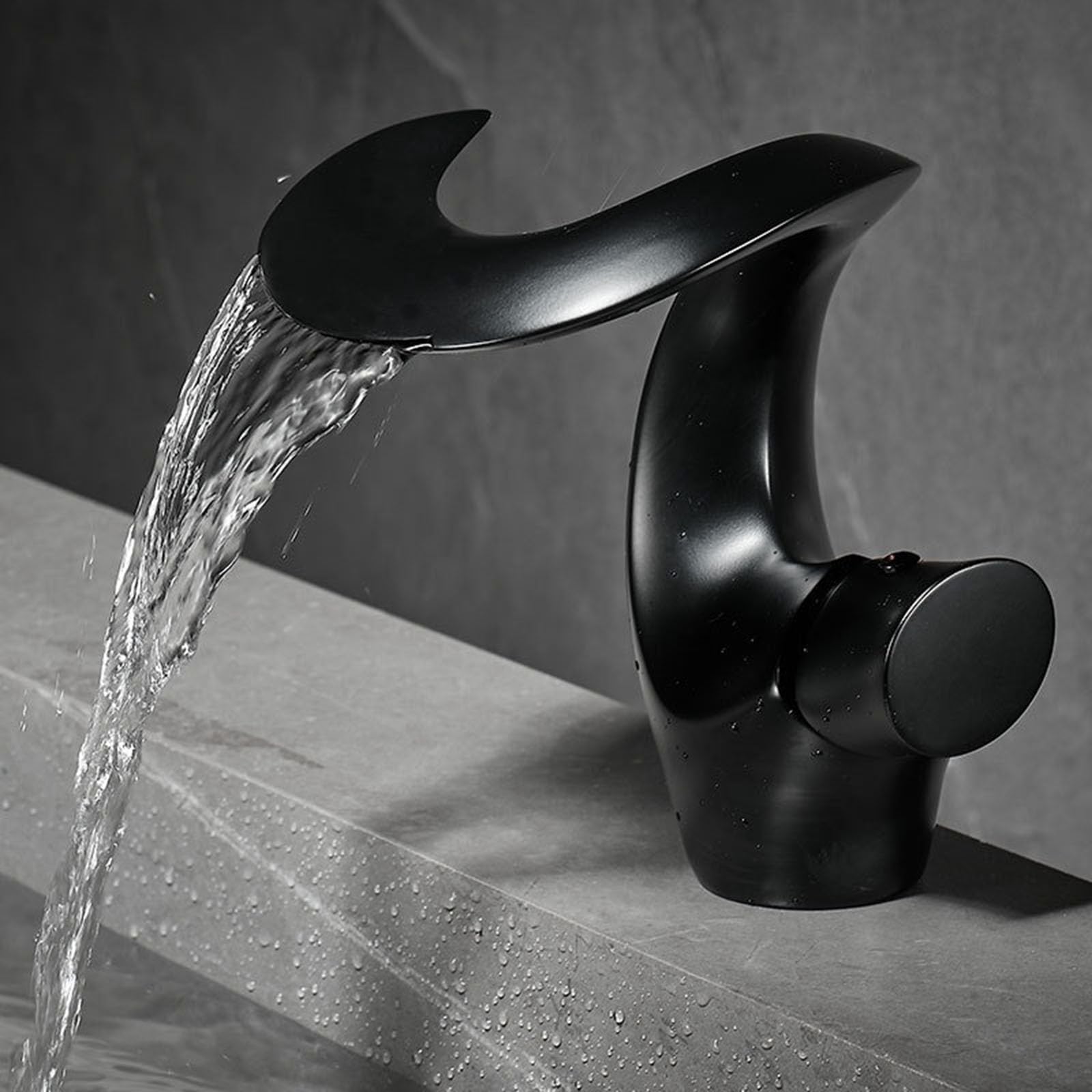 Mitigeur cascade de salle de bain noir pour transformer votre pièce d'eau