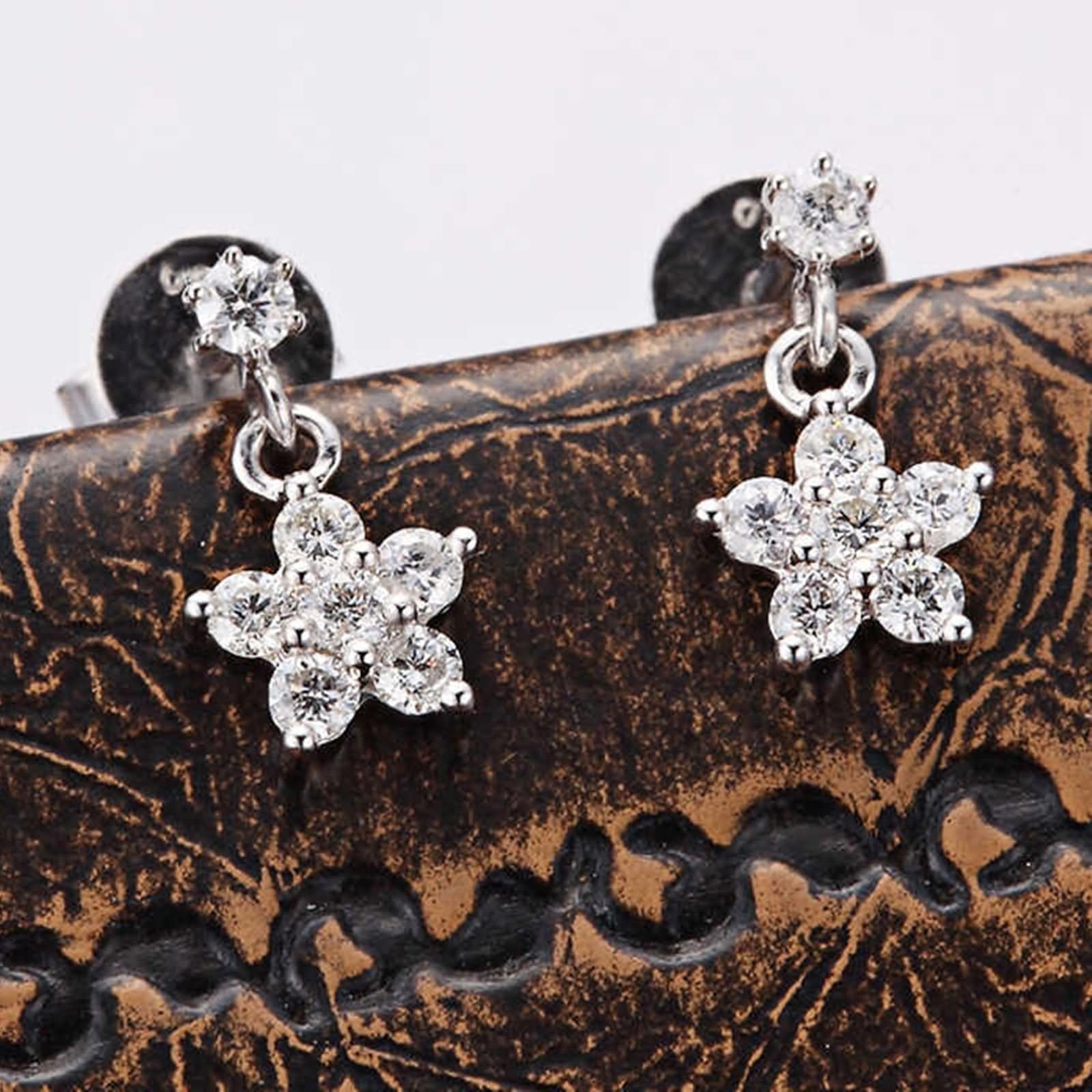 Pendiente Mujer Oro Blanco 9K / 14K / 18Kt, Flor con Diamante de 0.26ct, Pendientes Boda Plata para Mujer