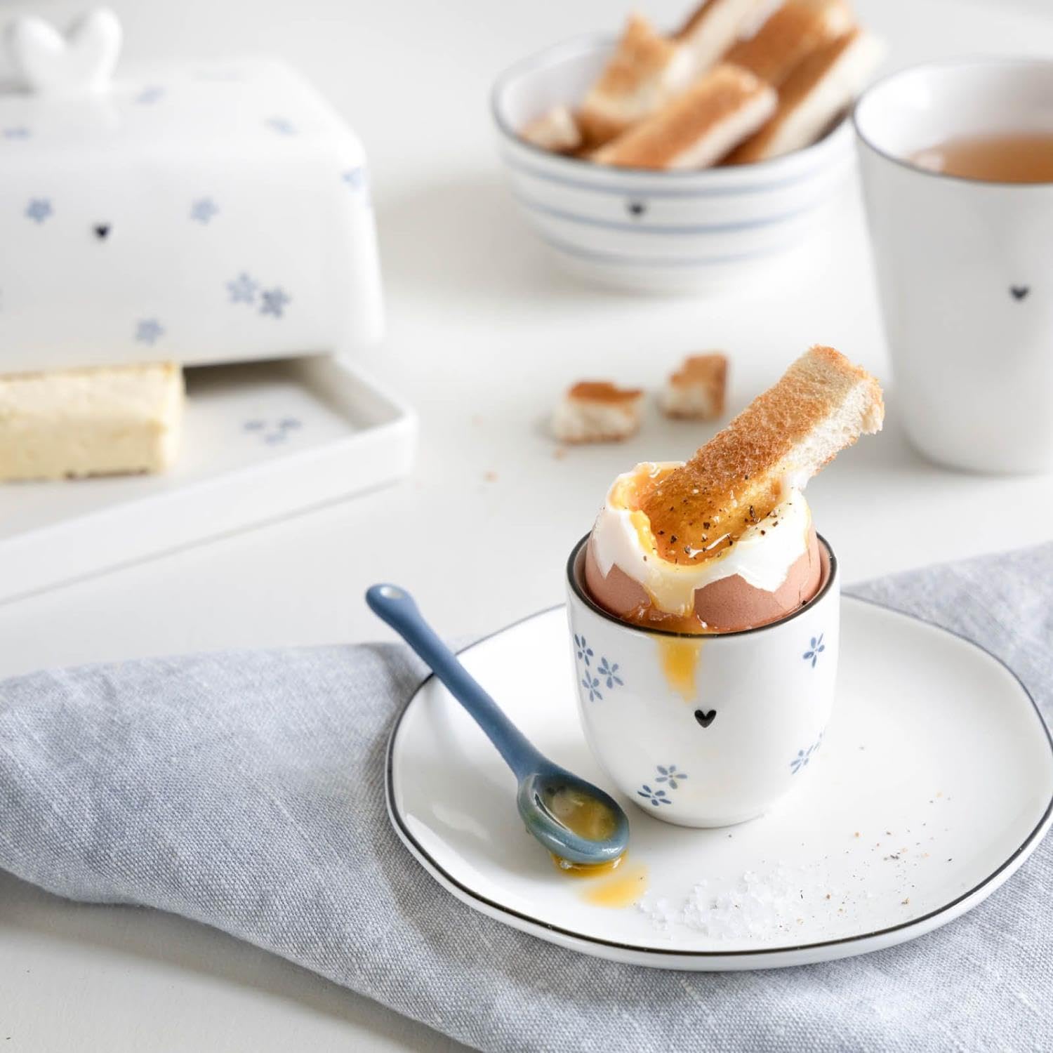 Bastion Collections Set di 6 tazze in ceramica con margherite e fiori, colore bianco e blu, 300 ml
