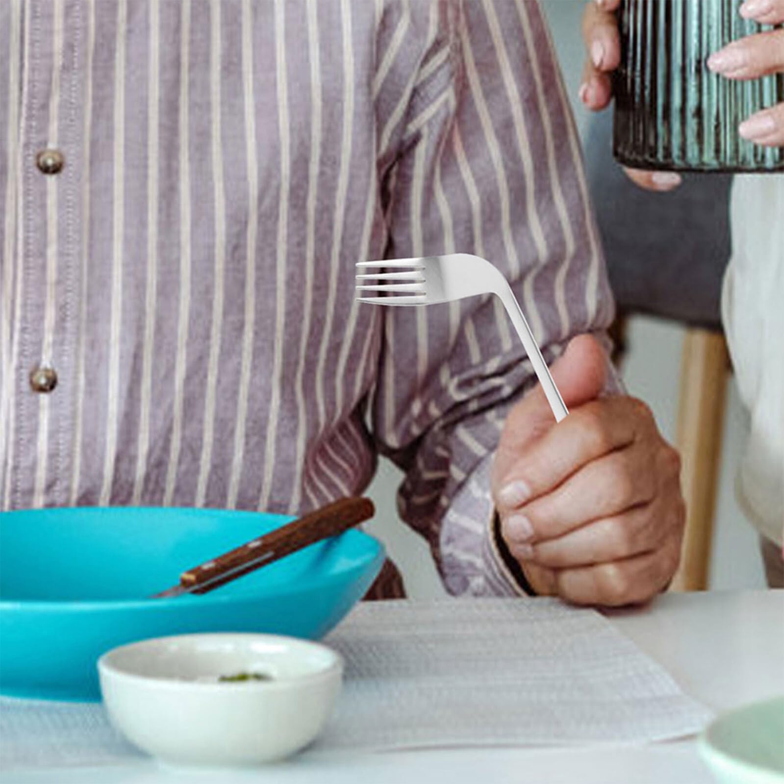 Generico Set 4 Utensili Angolati in Acciaio Inox per Autoalimentazione Anziani e Disabili, Cucchiai e Forchette Ergonomiche per Assistenza Pasti a Letto, Utensili Pesanti per Presa Debole