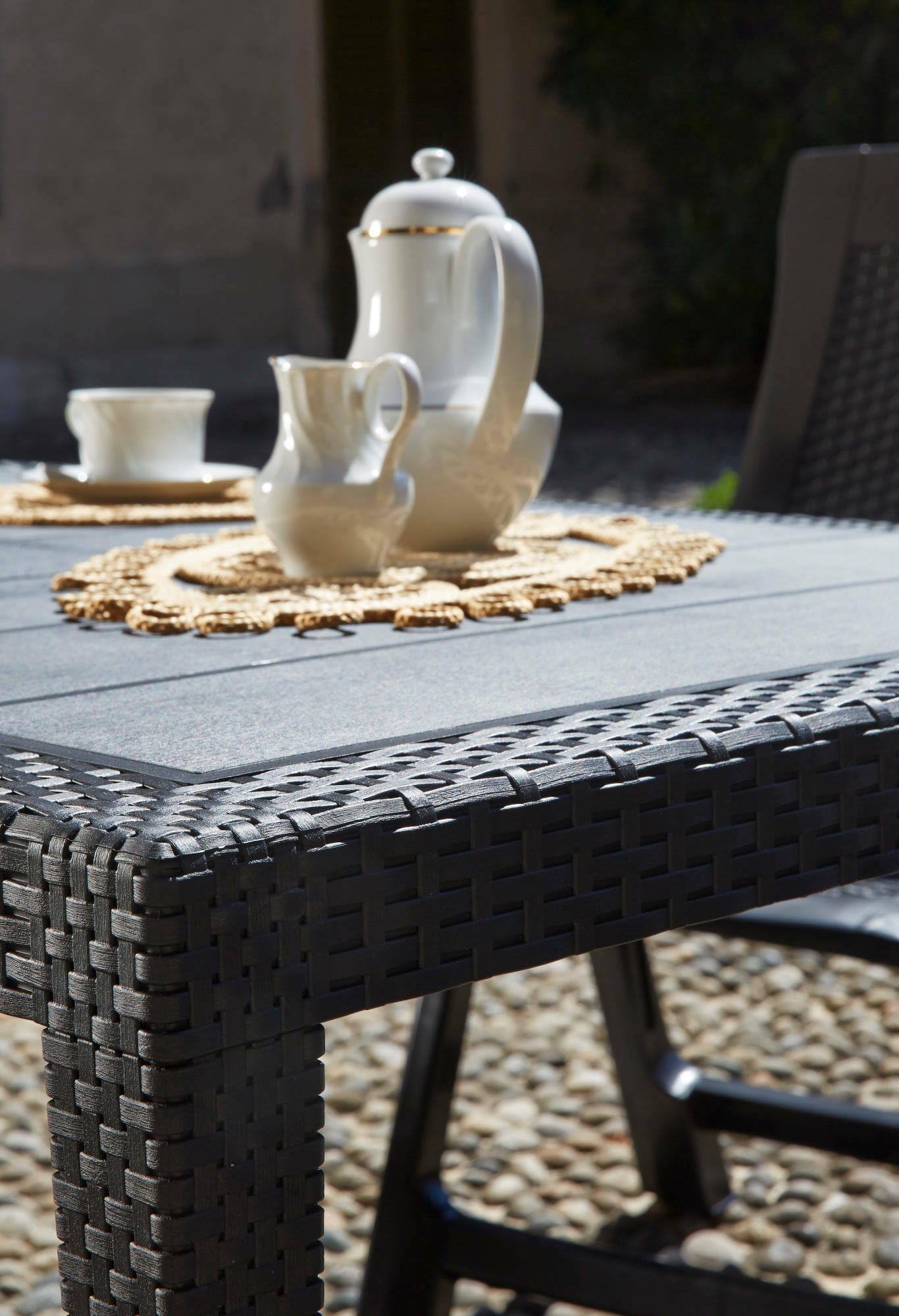 Dmora - Tavolo da esterno Portici, Ripiano rettangolare da pranzo, Tavolo da giardino multiuso effetto rattan, 100% Made in Italy, 150x90h72 cm, Antracite