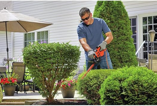ماكينة قص السياج الكهربائية Black+decker، سلكية مقاس 17 بوصة، 3.2 أمبير، مزدوجة الحركة، اهتزاز منخفض، قطع أنظف، خفيفة الوزن، 3800 قطع في الدقيقة (beht150)