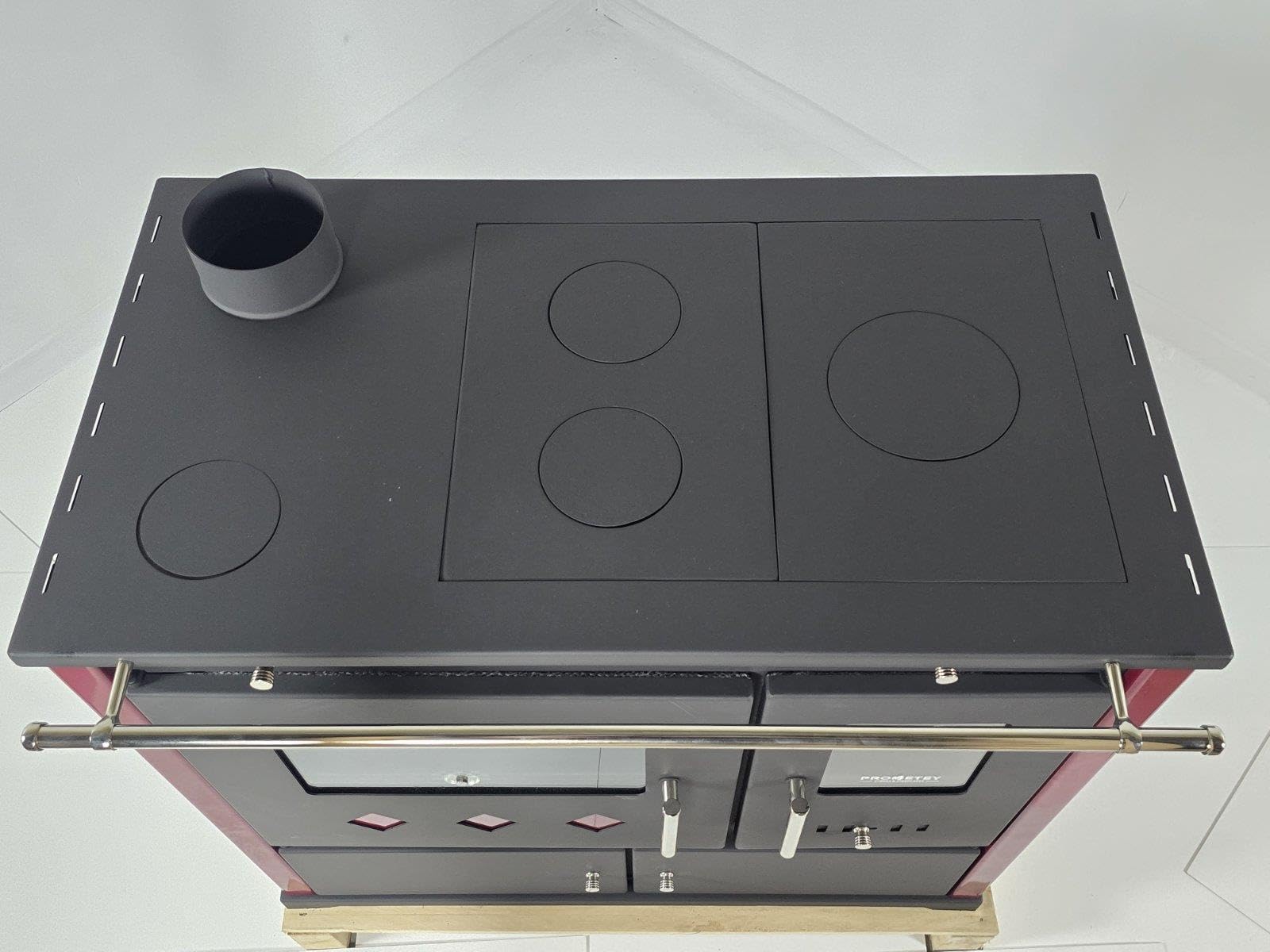 Prometey Praktik LUX, cuisinière à bois avec four et plaque de cuisson en fonte, 9,4 kW, A+, sortie de fumée à gauche Ø 130 mm, Bordeaux