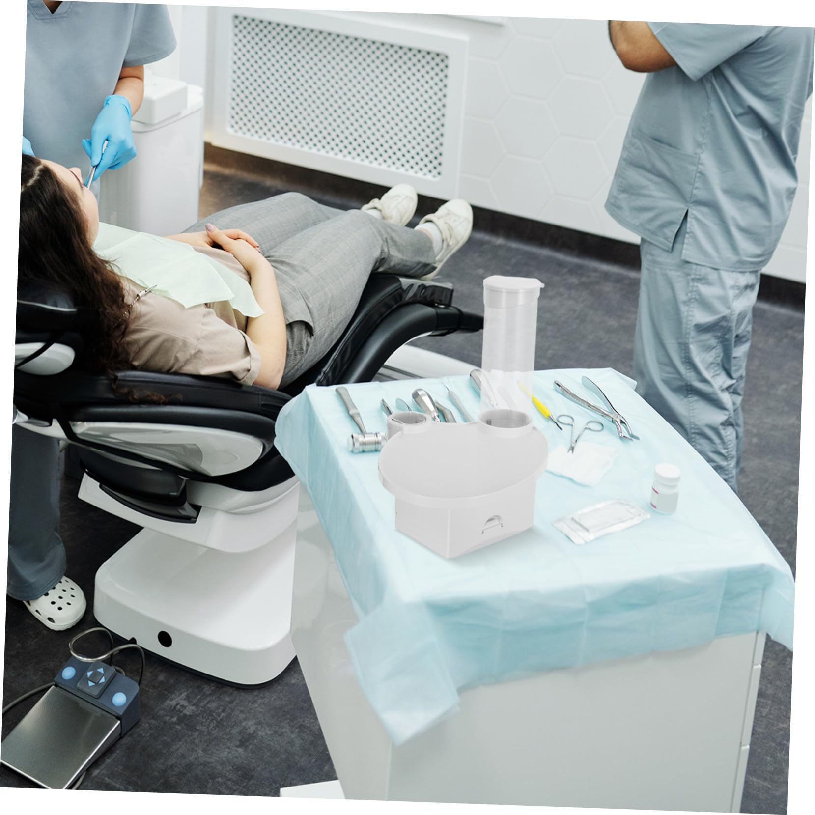 Vassoio Laterale Odontoiatrico 3 in 1 in Plastico Bianco | Struttura Integrata con Portapanno, Supporto Bicchiere e Piano Strumenti, per Studio e Area di Trattamento